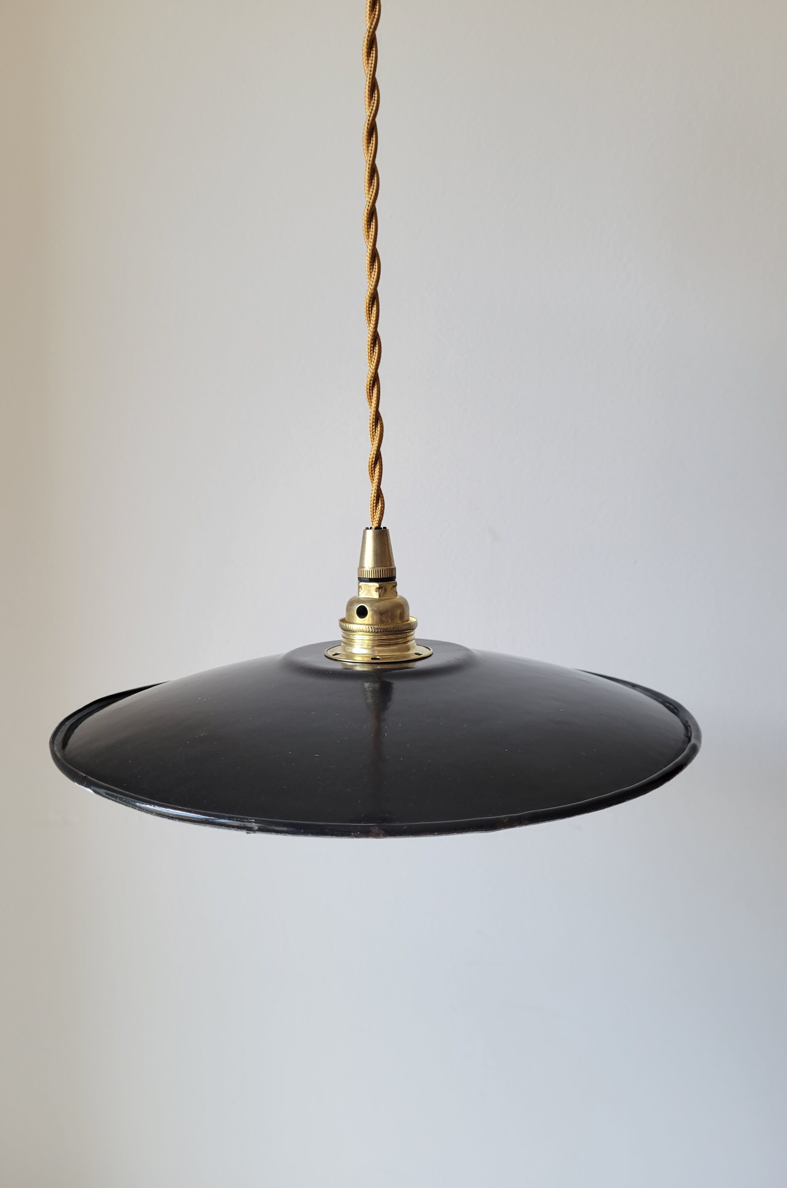 Suspension in black enamelled sheet metal