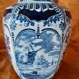 Delfts potiche with lid.
