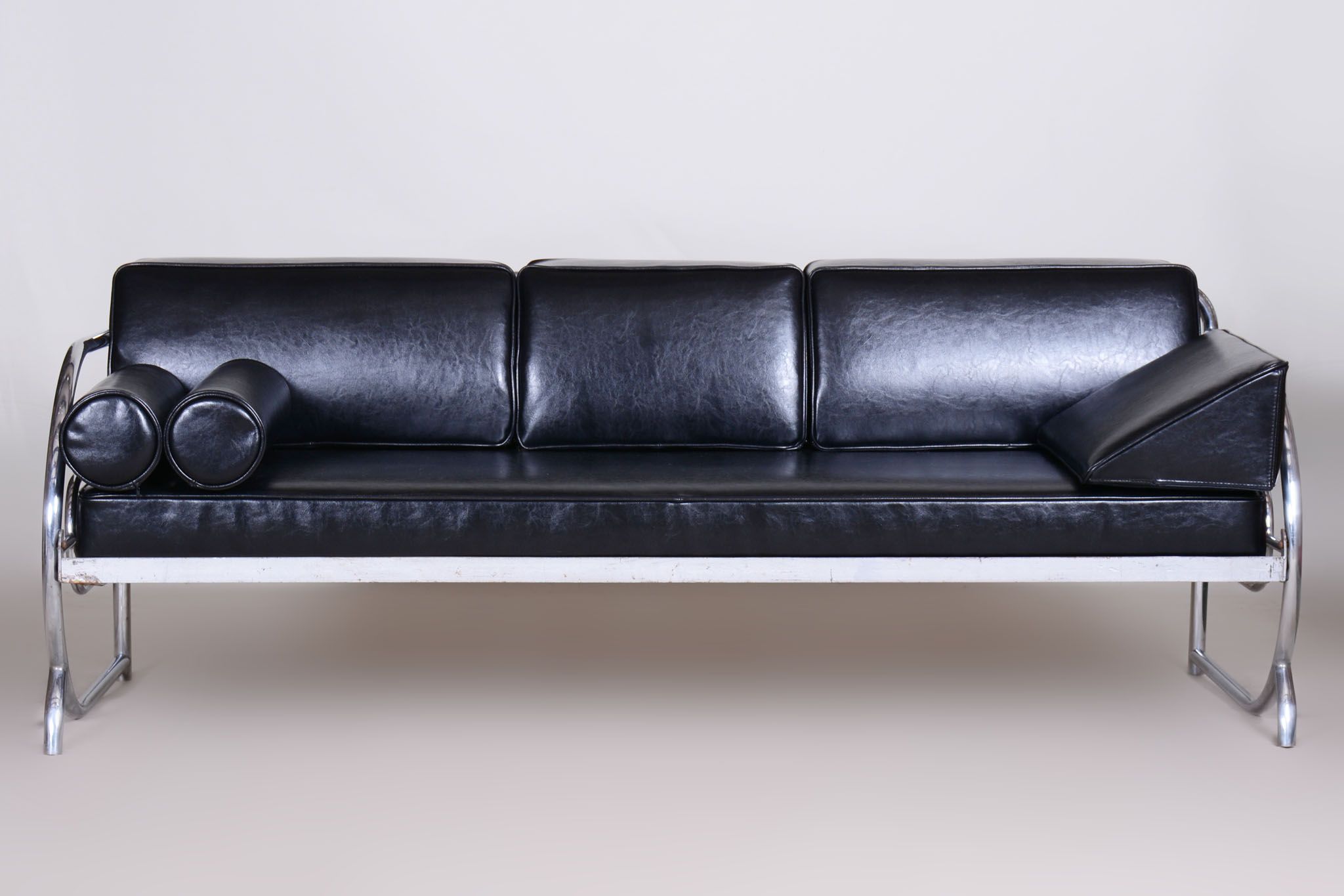 Canapé Bauhaus noir restauré, designer Robert Slezak, cuir de haute qualité, années 1930