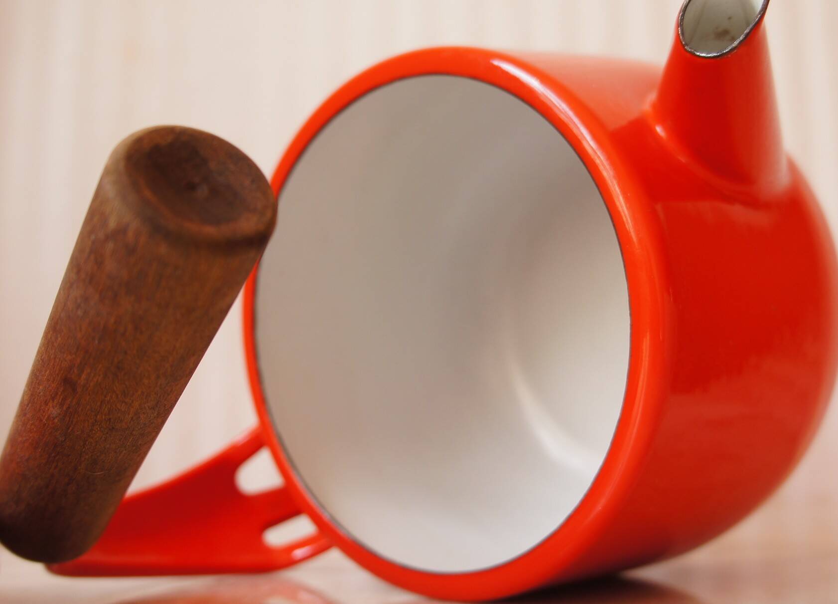 Kobenstyle Jens Quistgaard kettle in enameled metal & solid wood