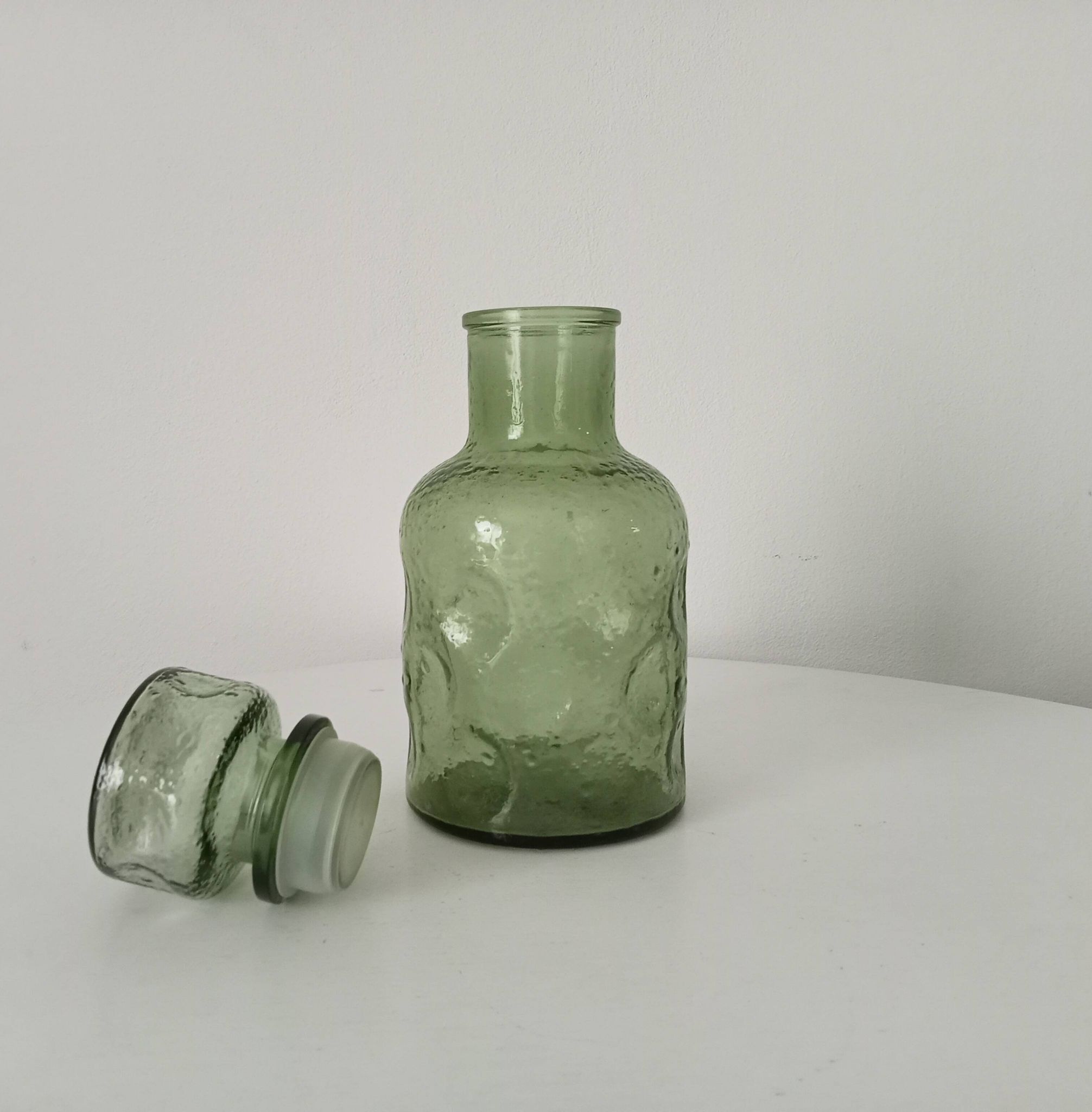 Carafe vintage années 60 en verre moulé bullé