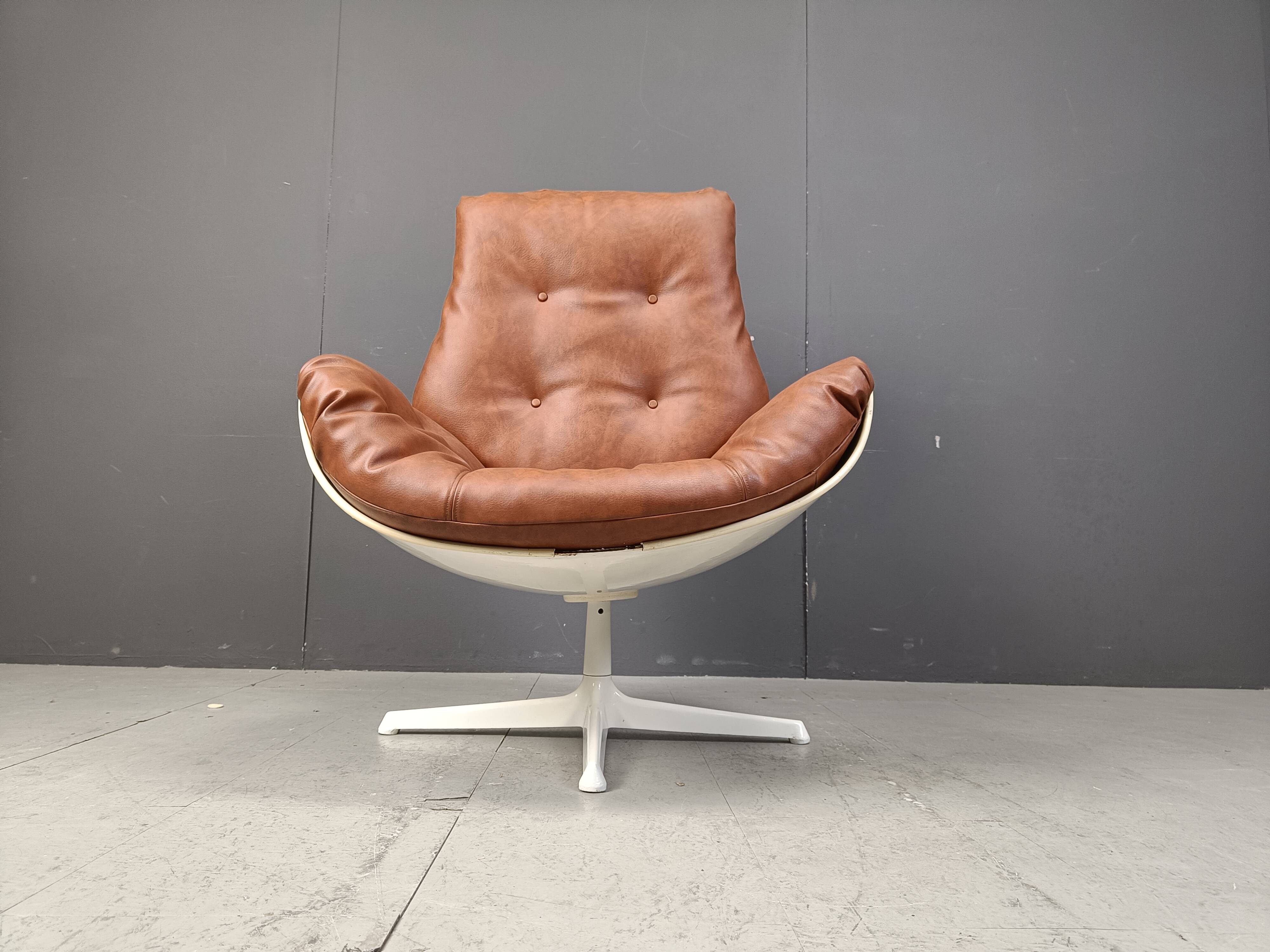 Space age fiberglass swivel chair, 1960s