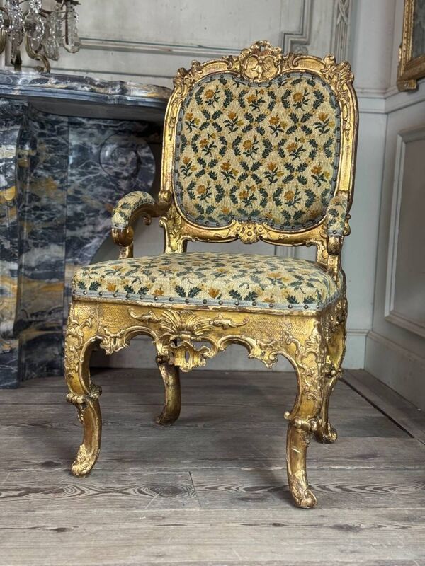 Remarquable petit fauteuil en bois sculpté et doré, Venise, début XVIIIème