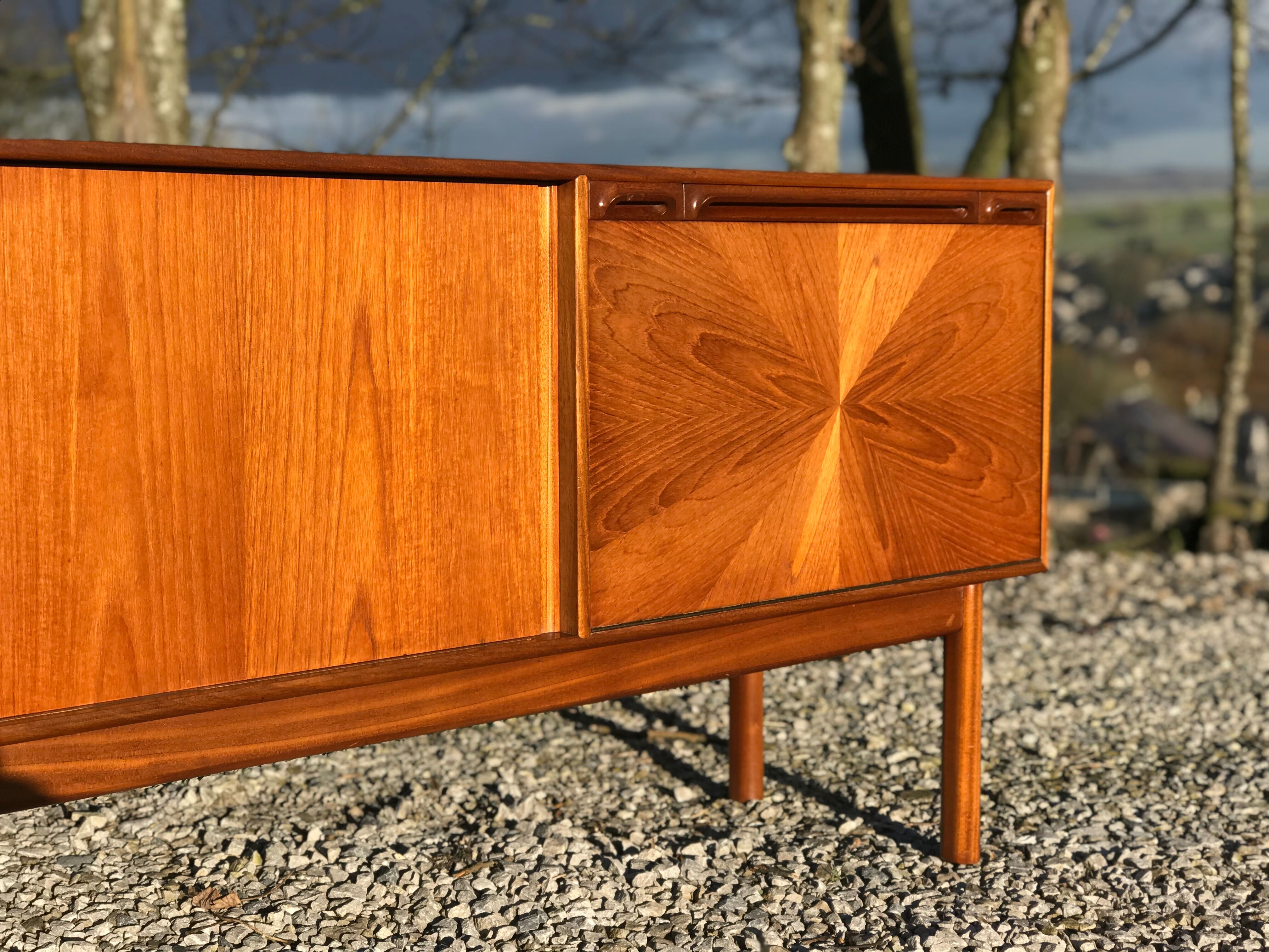 Enfilade en teck de Tom Robertson pour McIntosh années 1960, Collection Portes coulissantes Sunburst