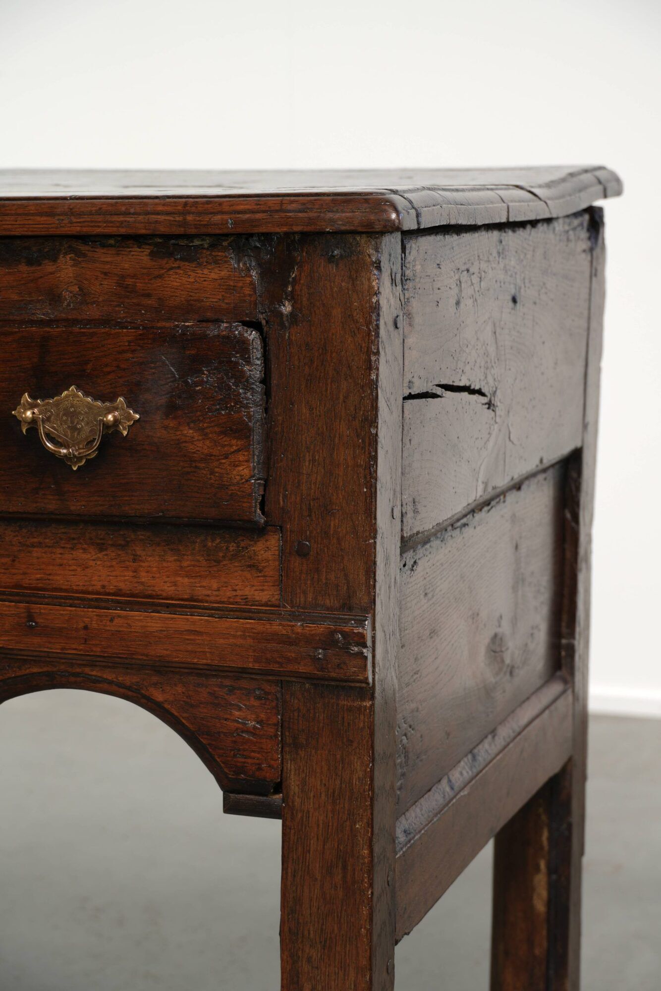 English dresser from the early 18th century made of oak with patina