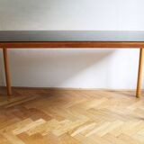 Table basse longue des années 1960 avec verre opaxite noir