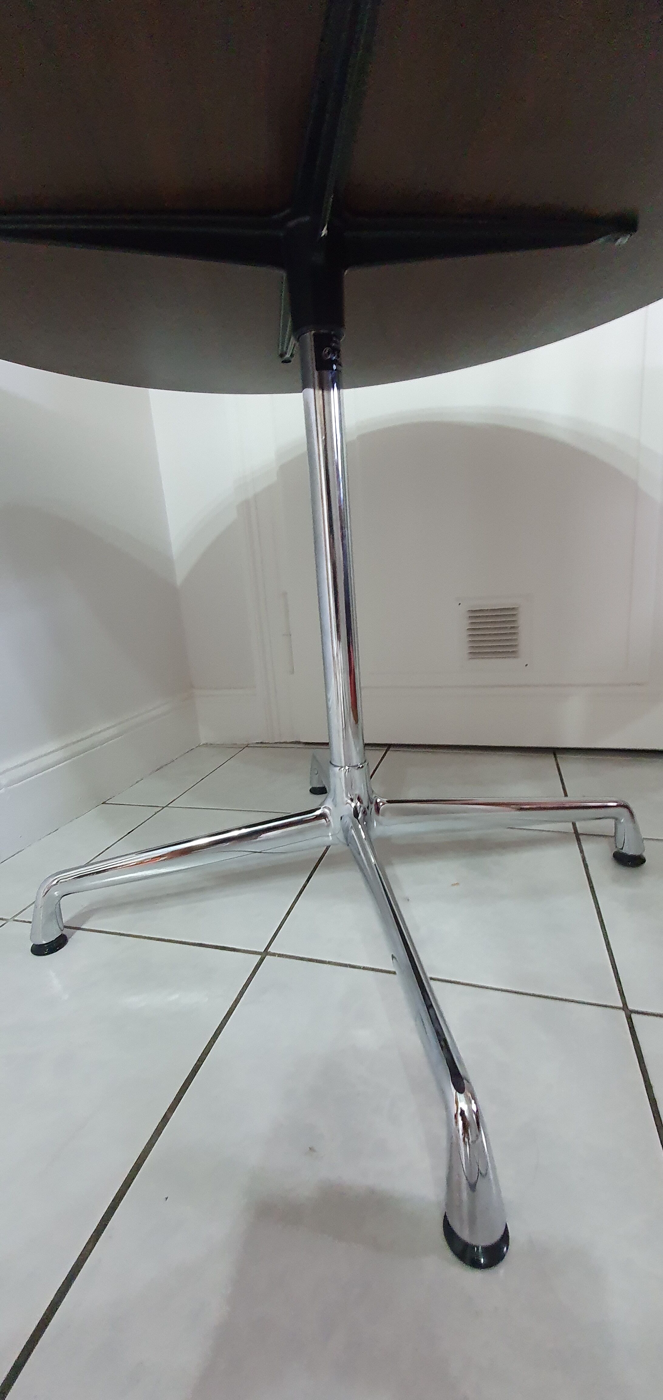 Table "contract base" design Charles et Ray Eames édition Vitra