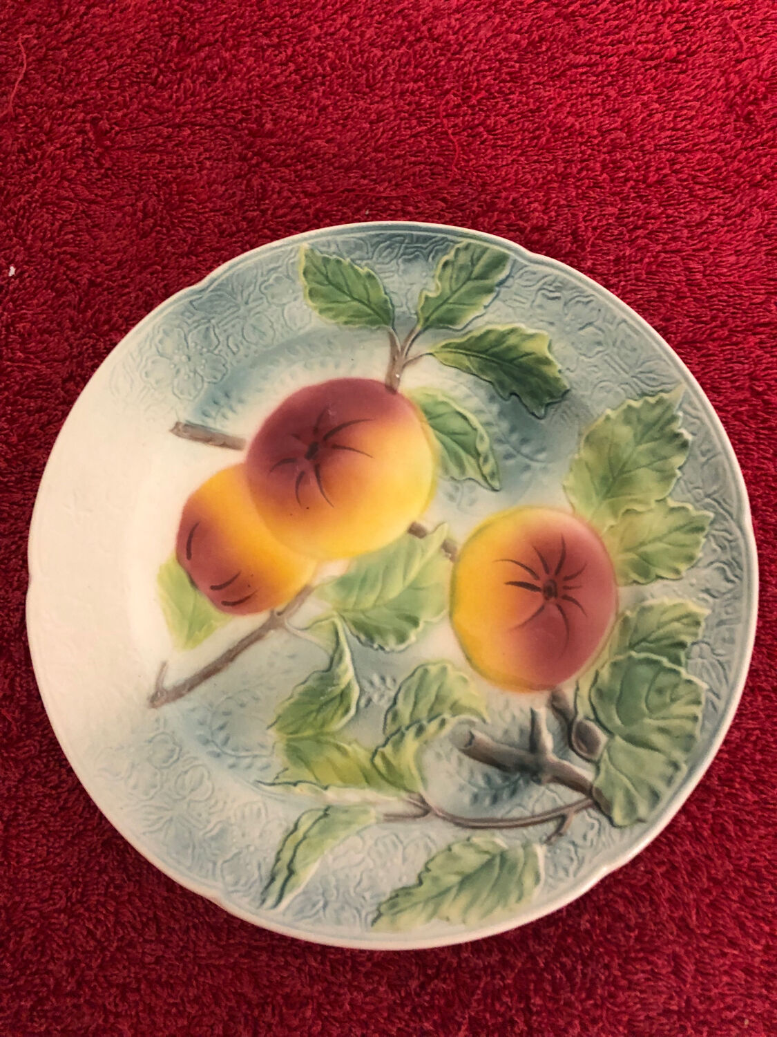 Assiette à dessert en barbotine