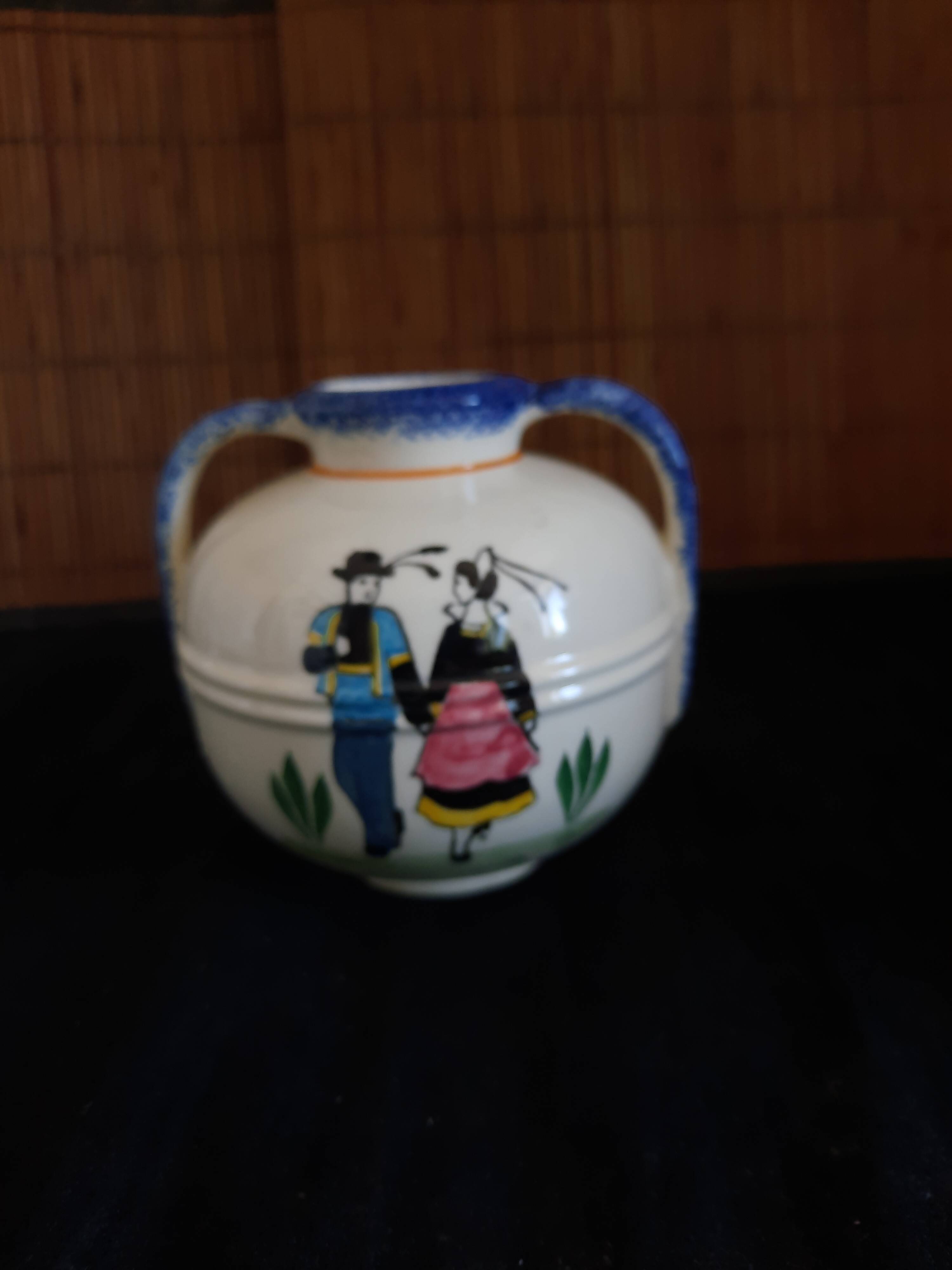 Vase boule 2 anses Henriot Quimper - Décor couple breton