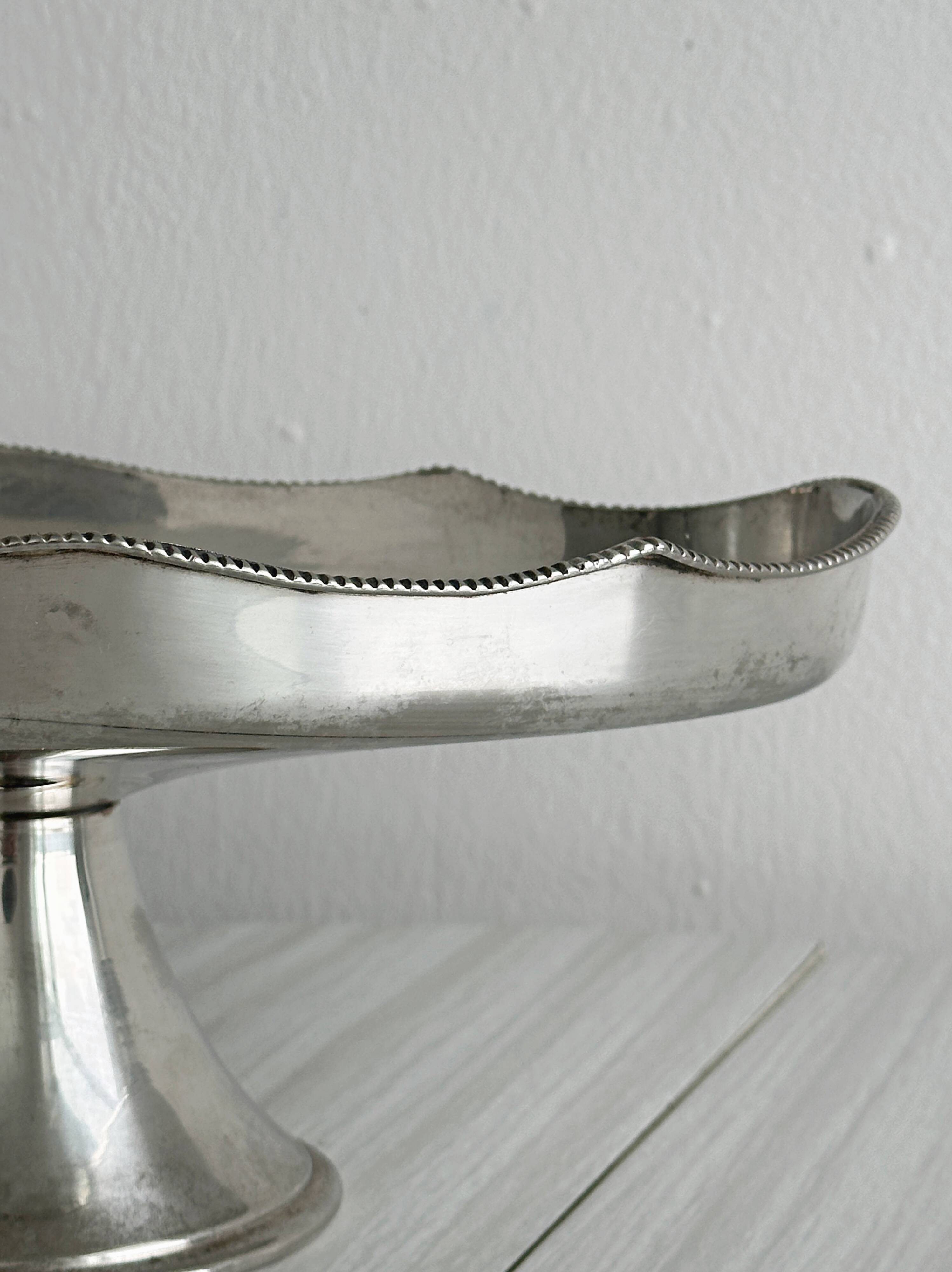 Coupe sur pied en métal argenté à grènetis