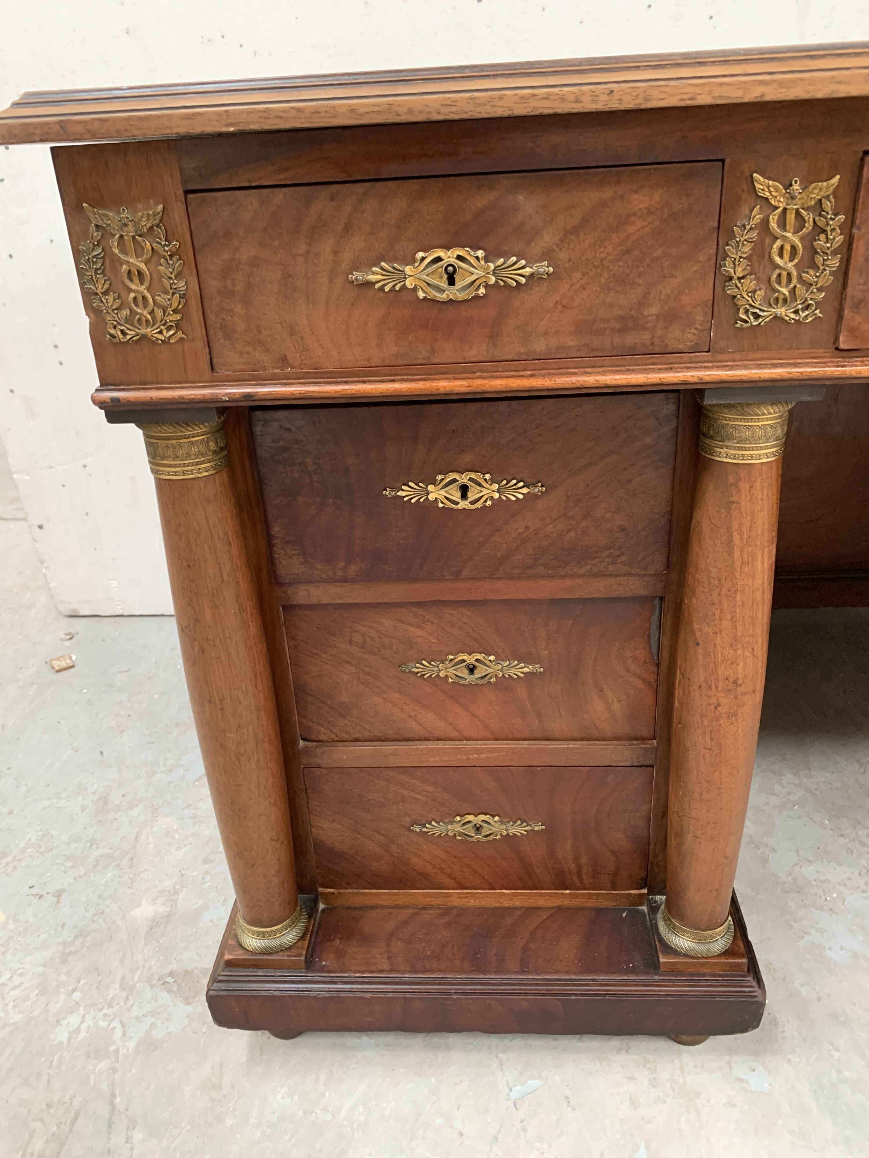 Bureau a caissons de style Empire en acajou et placage XX siècle