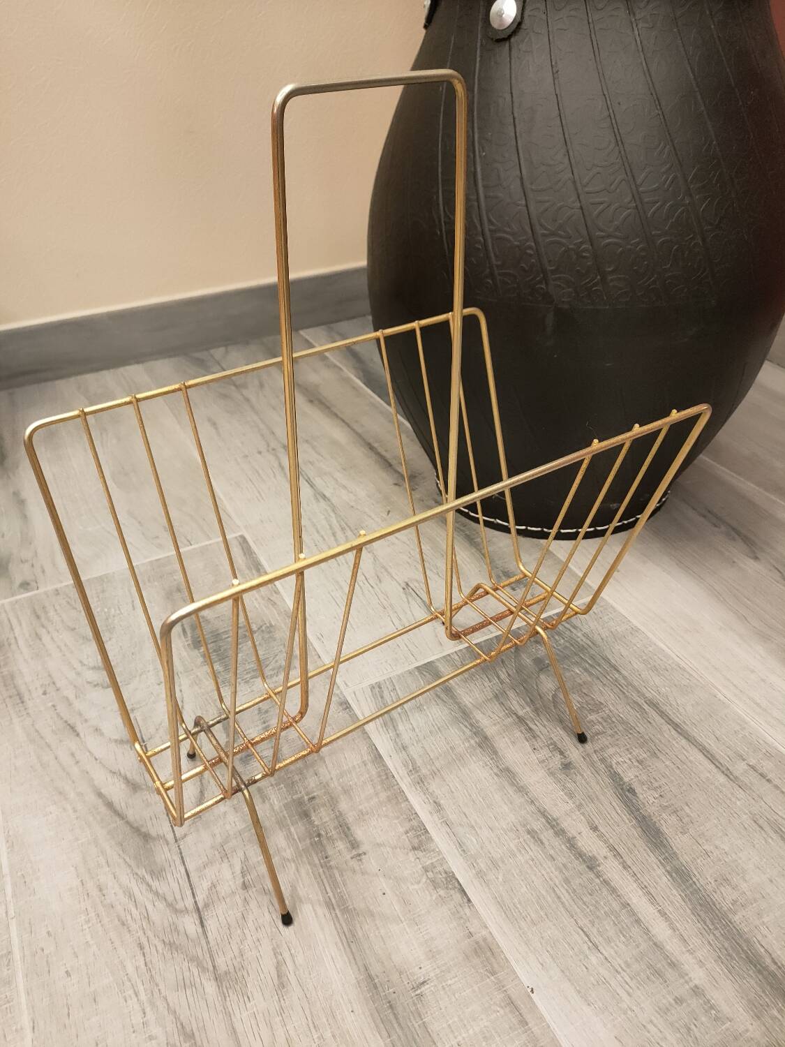 Vintage magazine rack in gold metal
