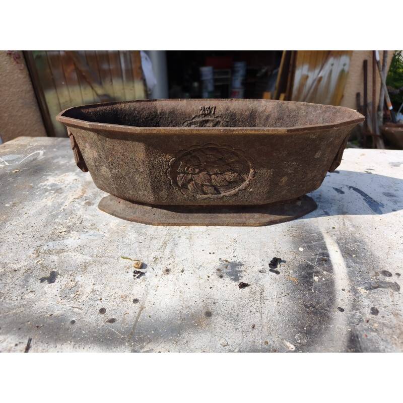 Cast iron planter from 1900 by the Charleville-Mézières establishments.