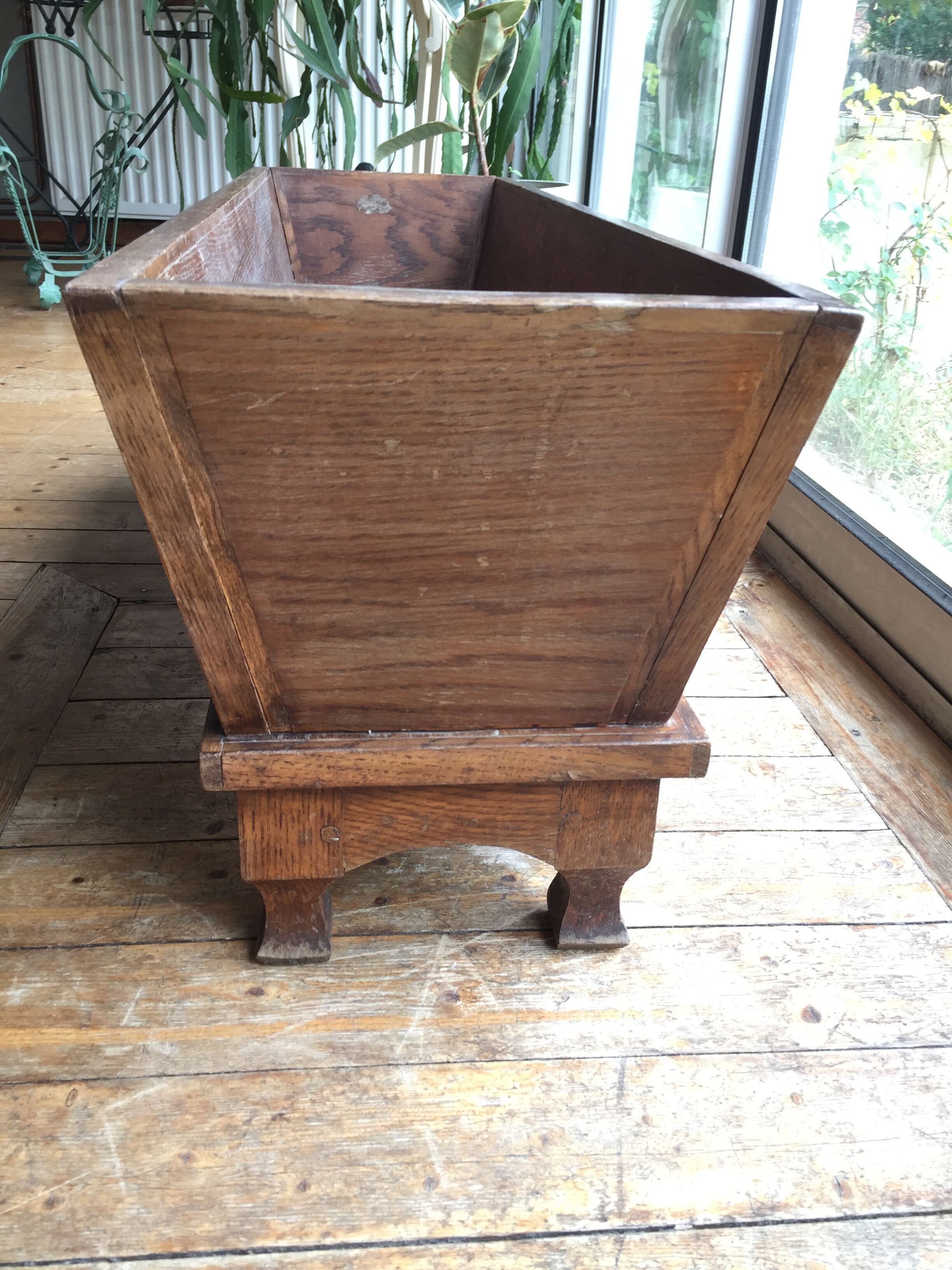 Former indoor planter in solid oak