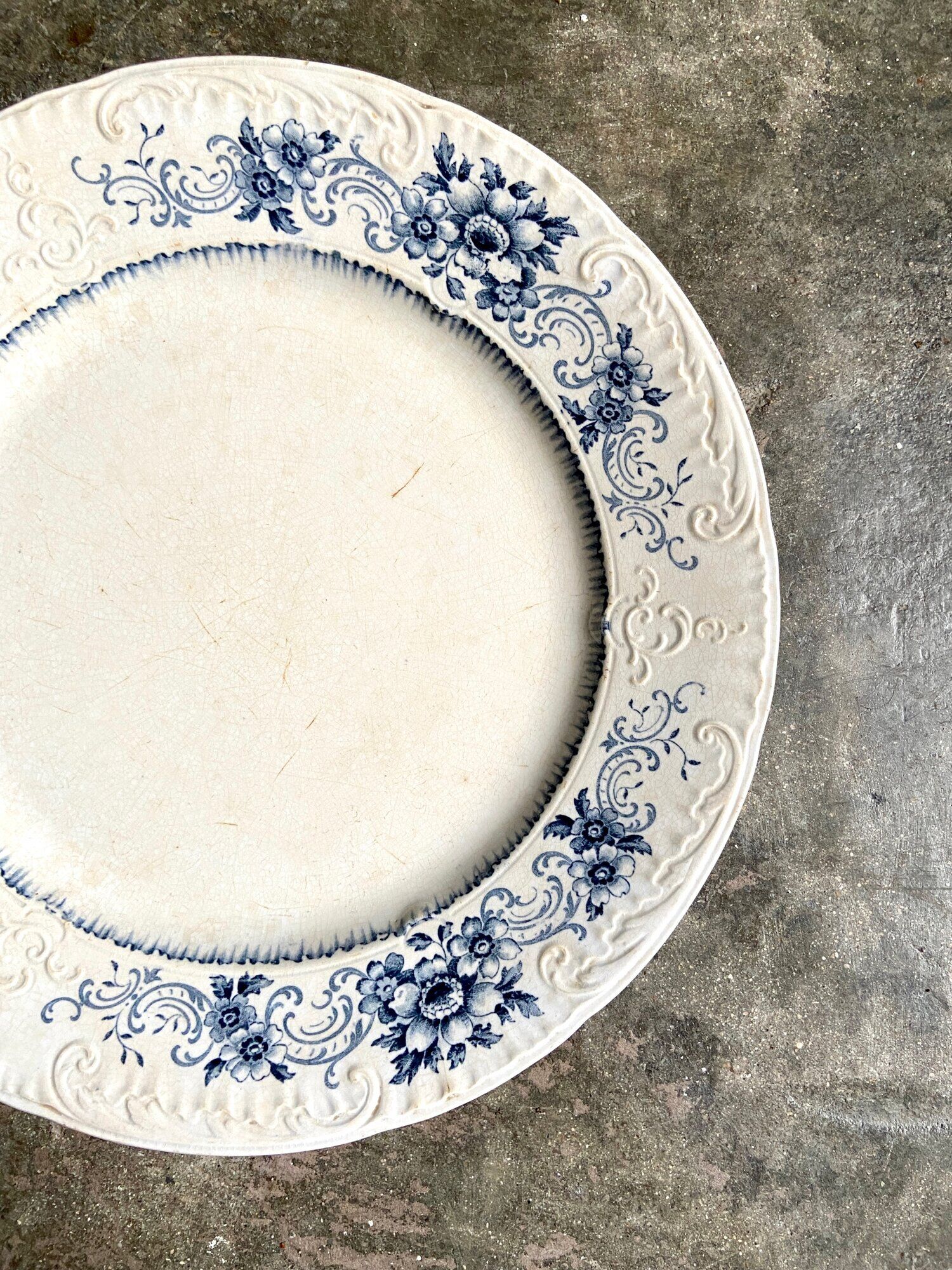 Sarreguemines round dish in white and blue iron earth, “Aïda” service