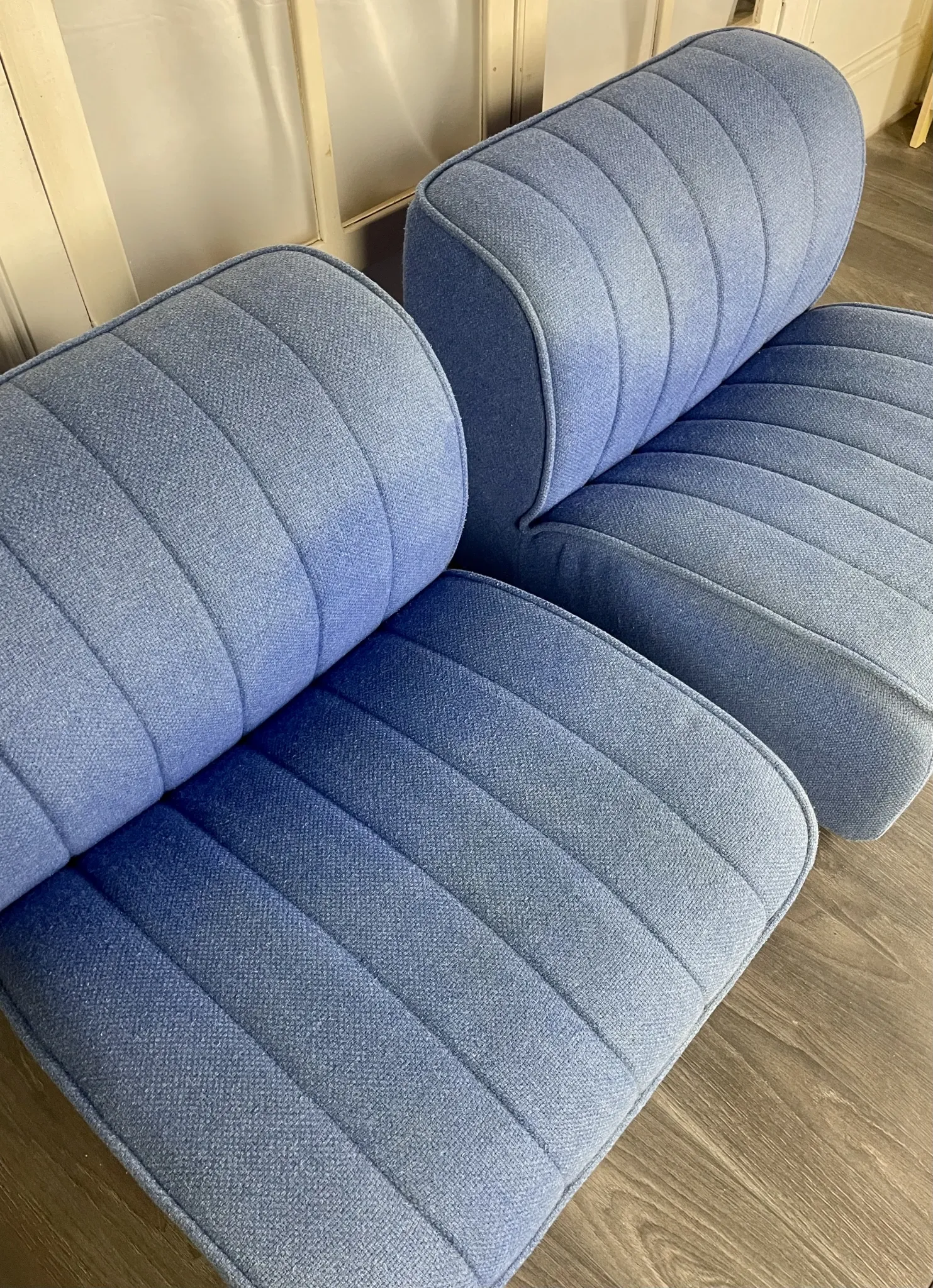 Paire de chauffeuses en drap de laine bleu