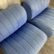 Paire de chauffeuses en drap de laine bleu