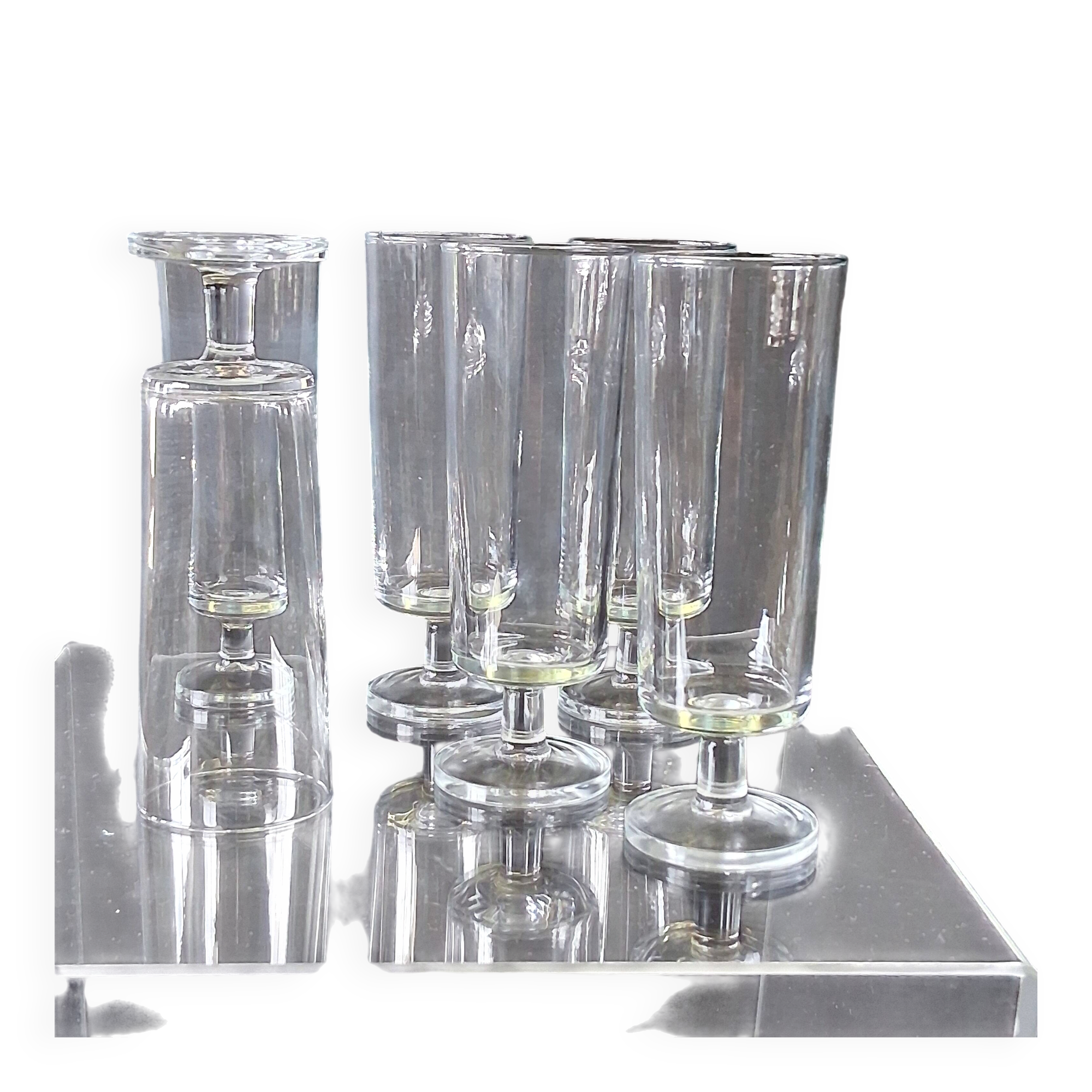 Set of 6 transparent glass flutes/coupes in very good condition.