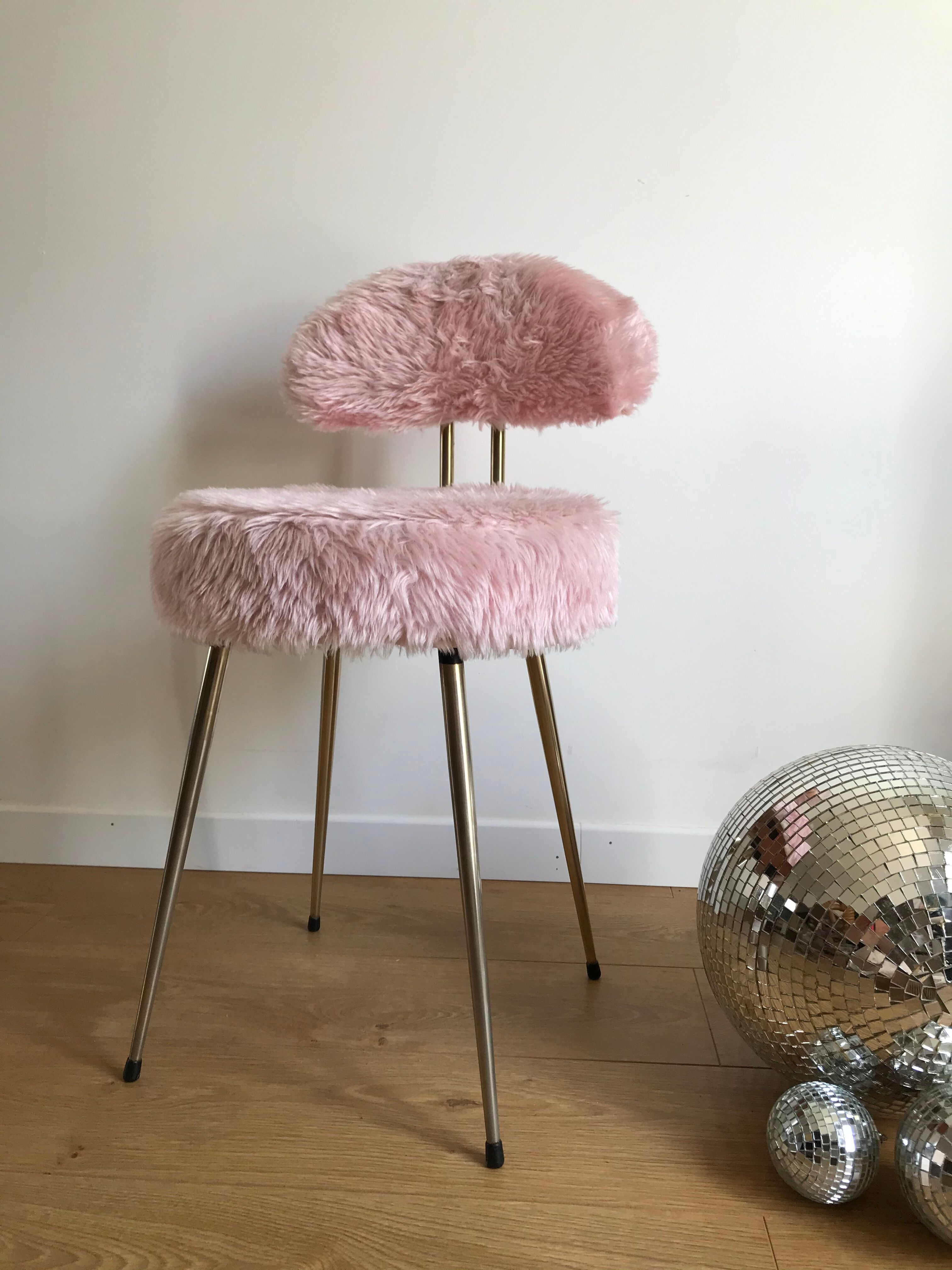 Pelfran rose moumoute chair