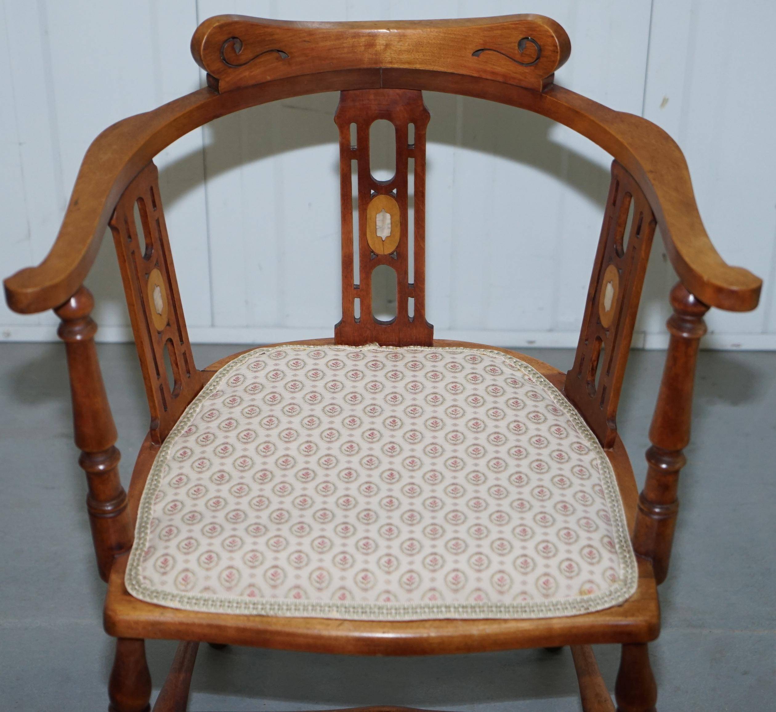 Chaise en noyer Edwardian à dossier courbé avec incrustation de nacre style Arts and Crafts