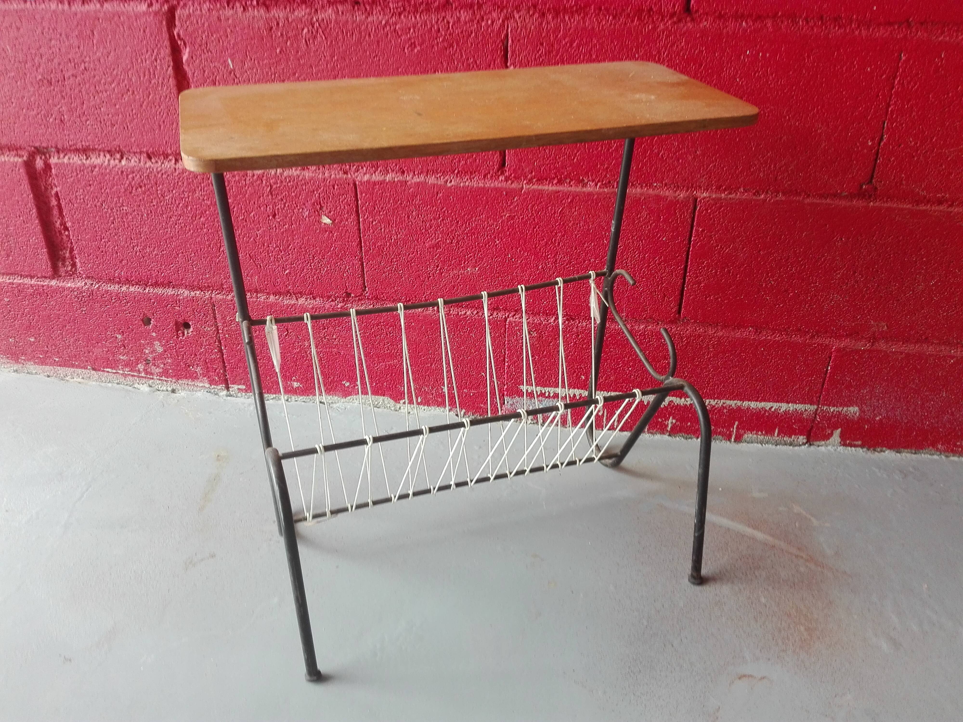 Wood and scoubidou magazine rack