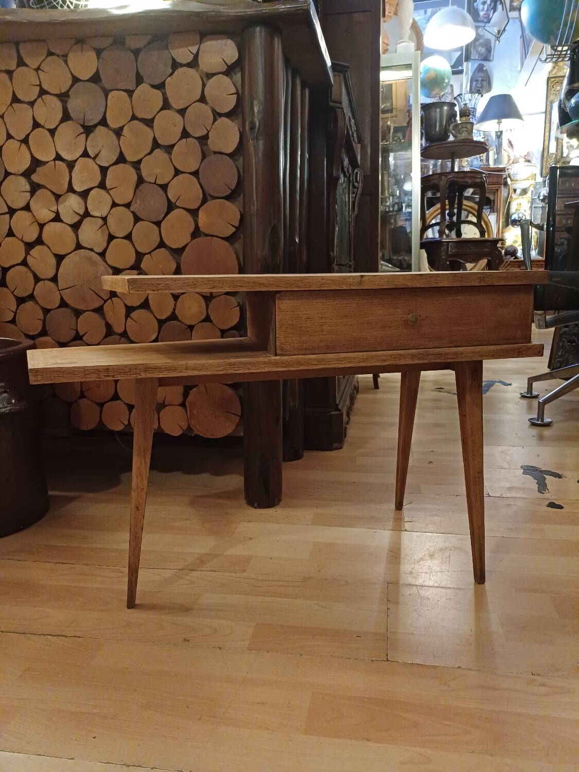 Petit meuble en bois tripode, design 1950