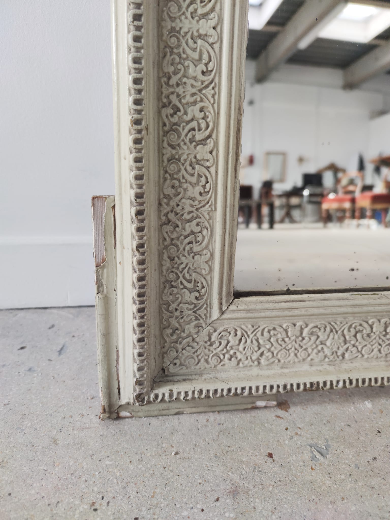 Rectangular mirror in light green lacquered wood with pediment H:1m39