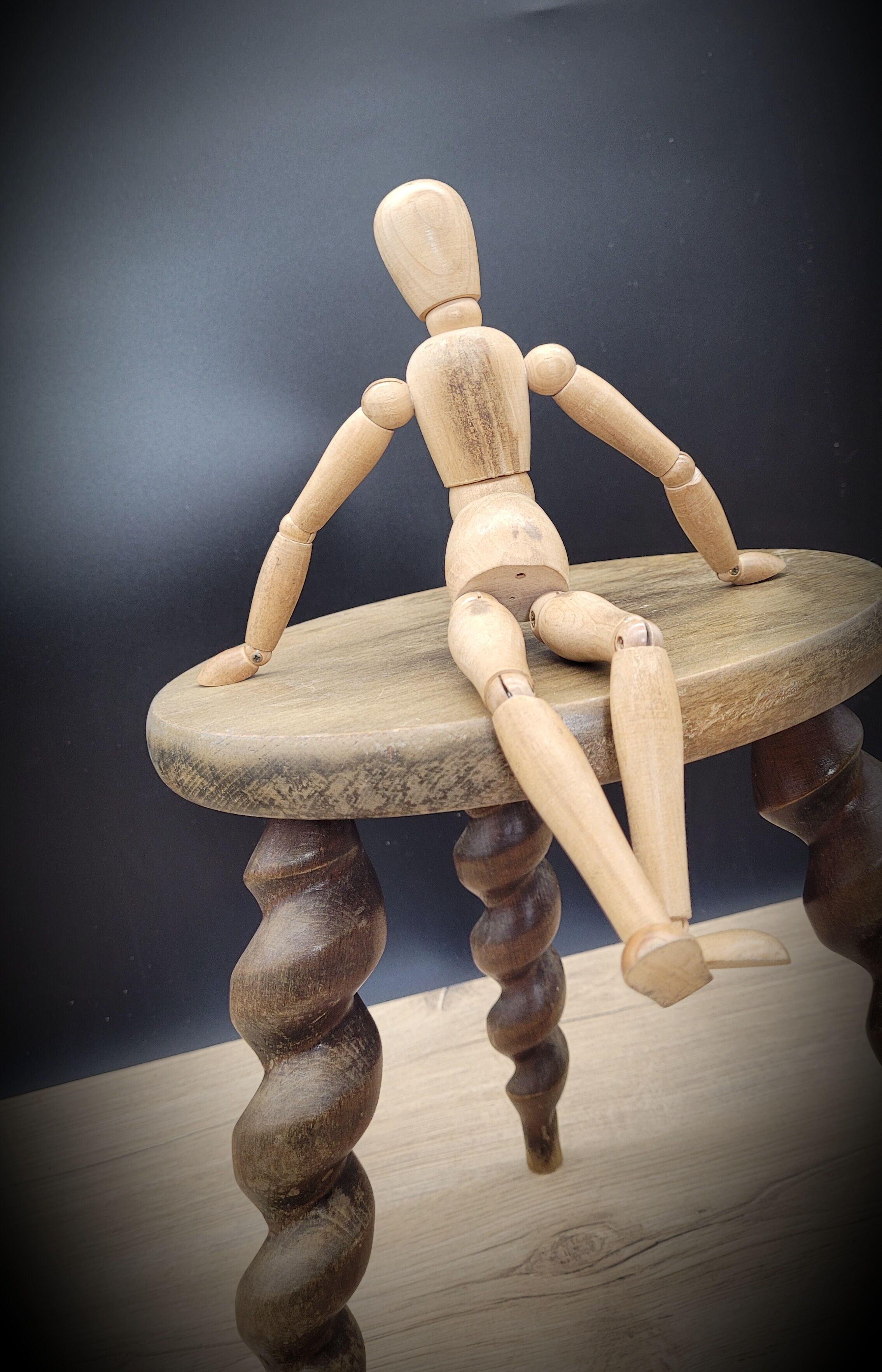 Tripod stool turned feet