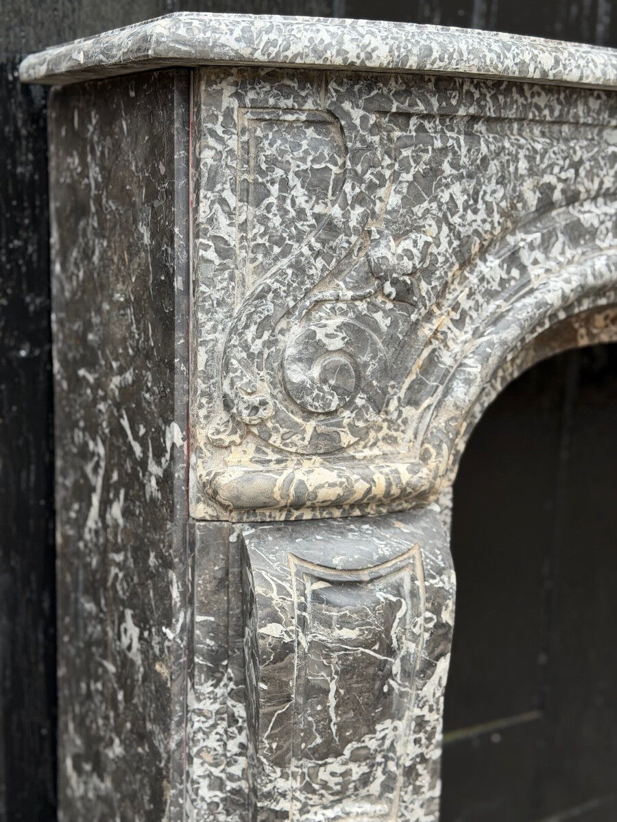 Cheminée Régence en marbre gris, Sainte-Anne, XVIIIe siècle