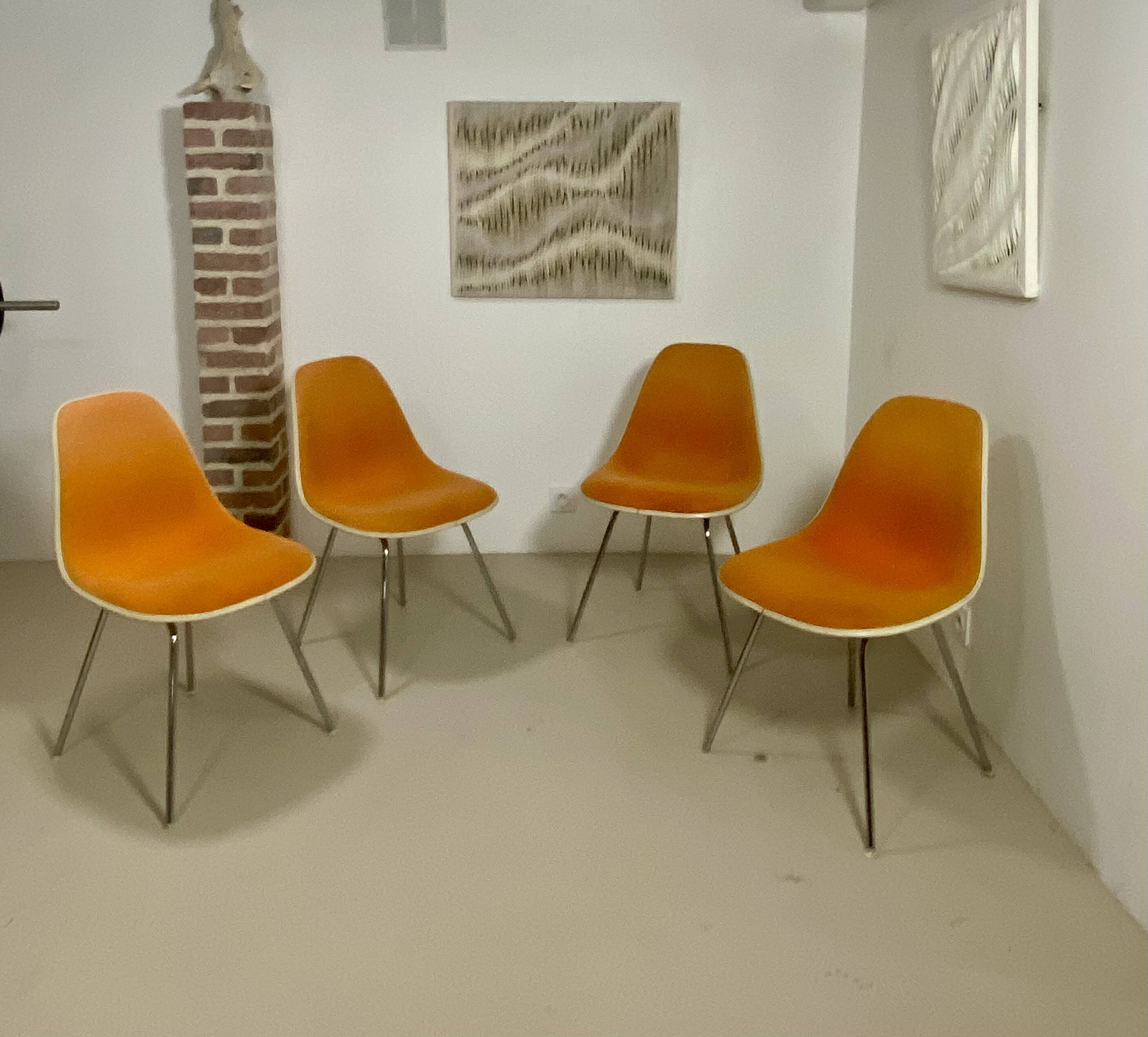 Set of 4 DSW Eames chairs – Herman Miller (1952)