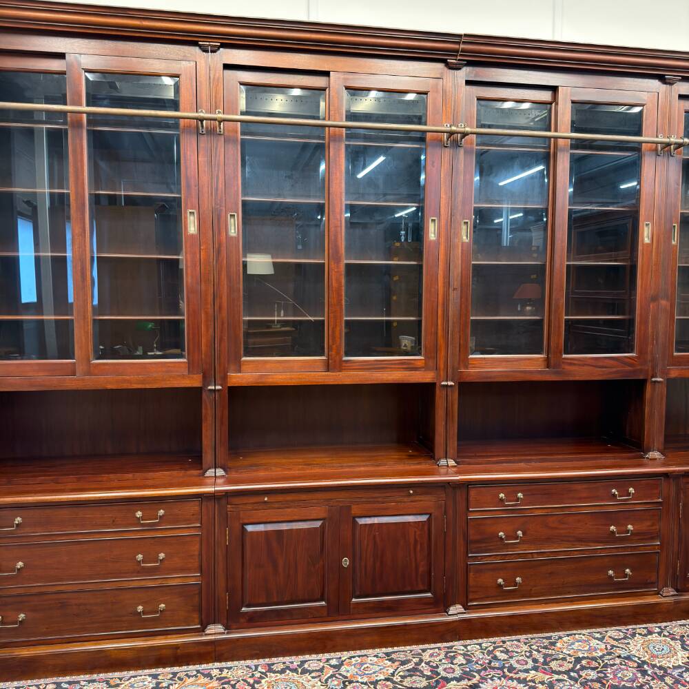 Bibliothèque classique en bois avec vitrine