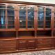 Bibliothèque classique en bois avec vitrine