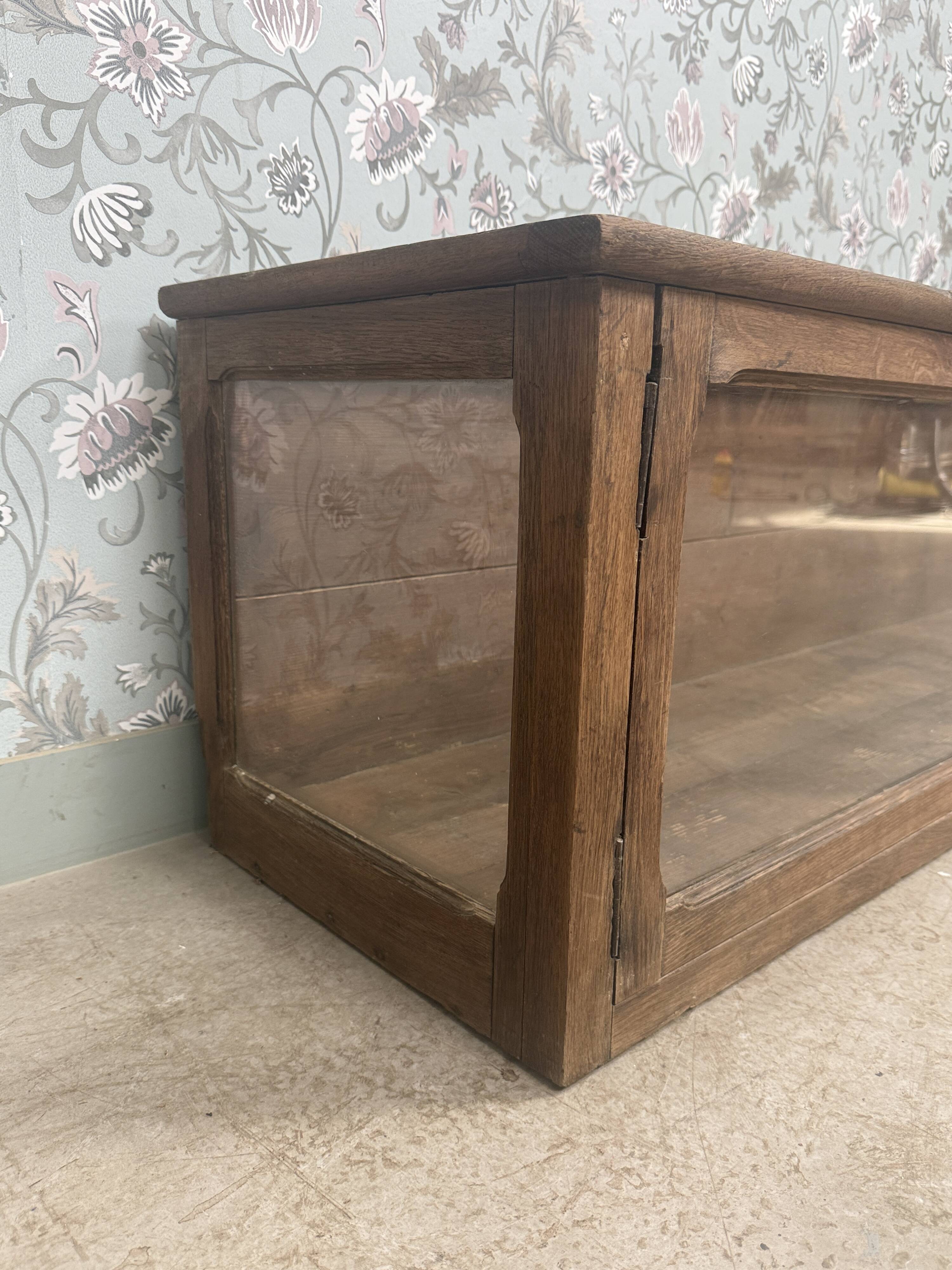 Antique shop display cabinet in oak (renovated)