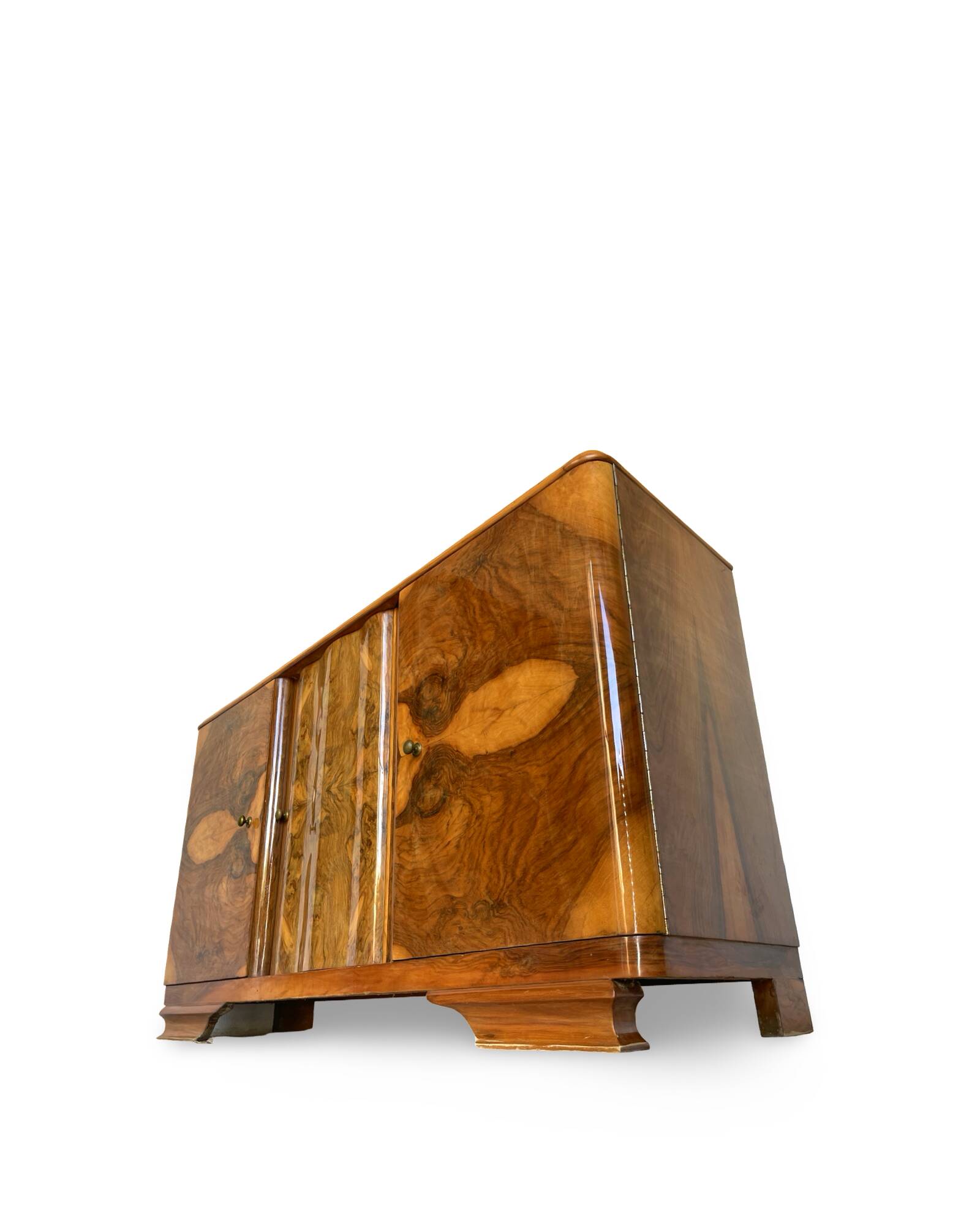 Italian Art deco burl walnut sideboard, of great quality.