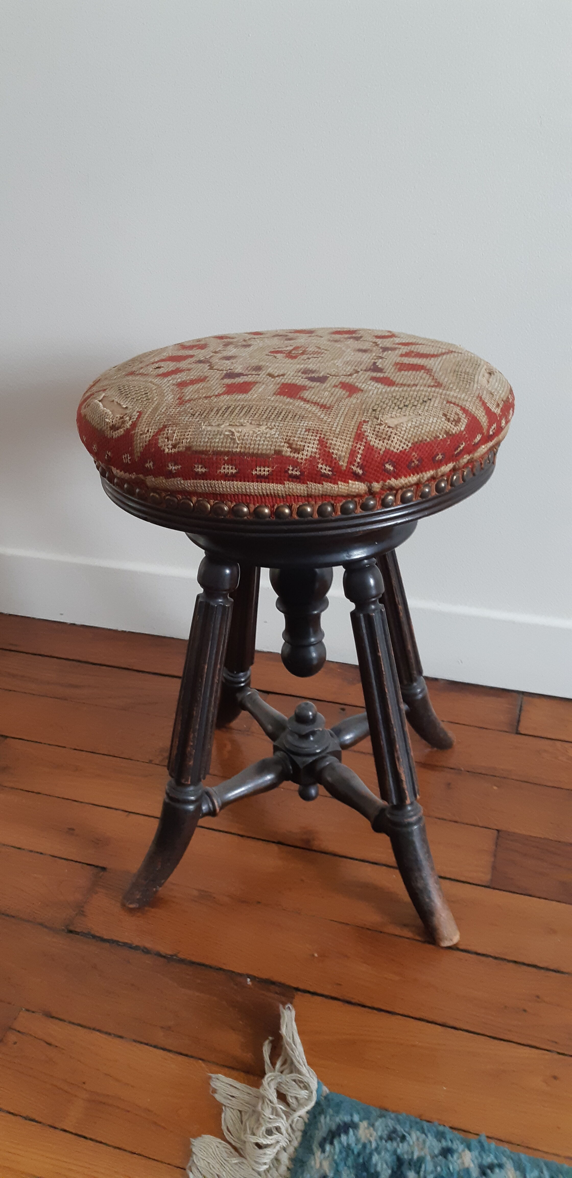 Tabouret brodé Napoléon III