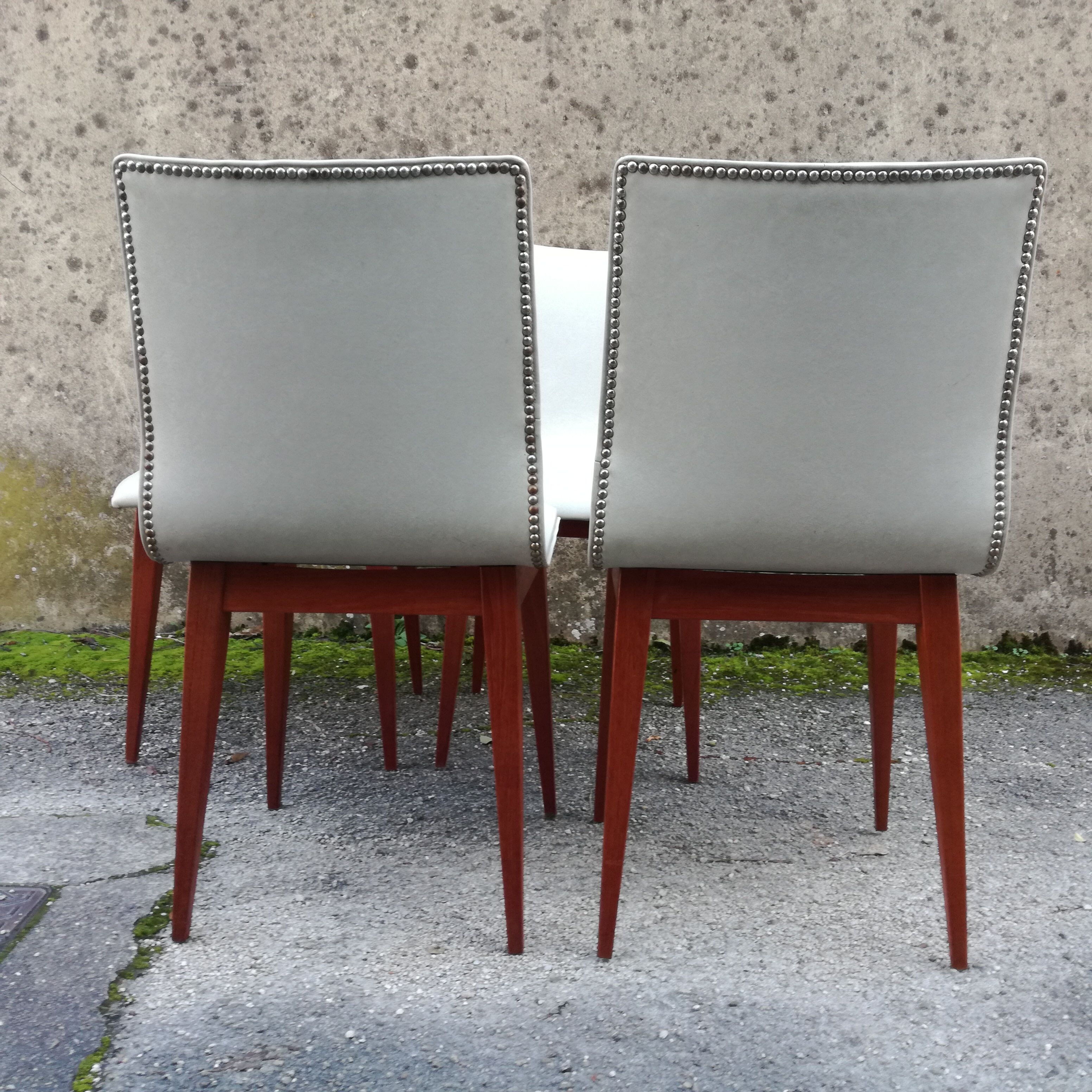 Lot de 4 chaises en simili cuir des années 1950