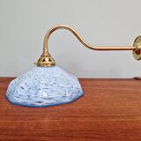 Applique murale en laiton et verre moucheté bleu