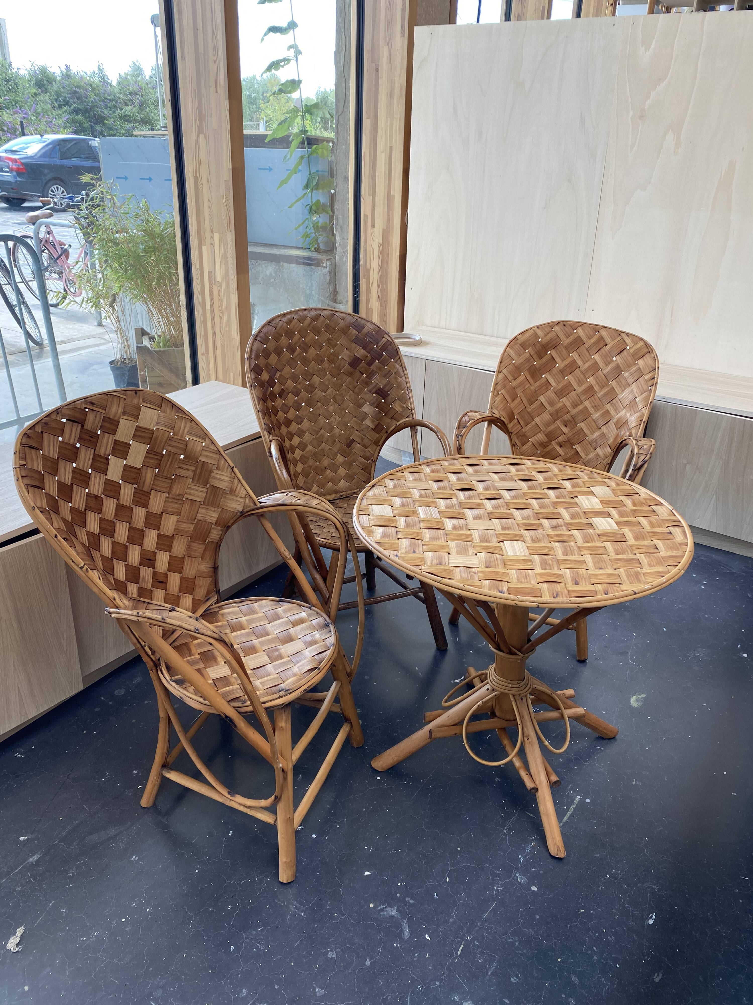 Ensemble composé d’une table et trois fauteuils en lamelles de châtaignier années 50/60