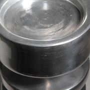Paire de bougeoirs en aluminium avec bordure