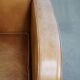 Fauteuil design en cuir de vachette couleur cognac clair