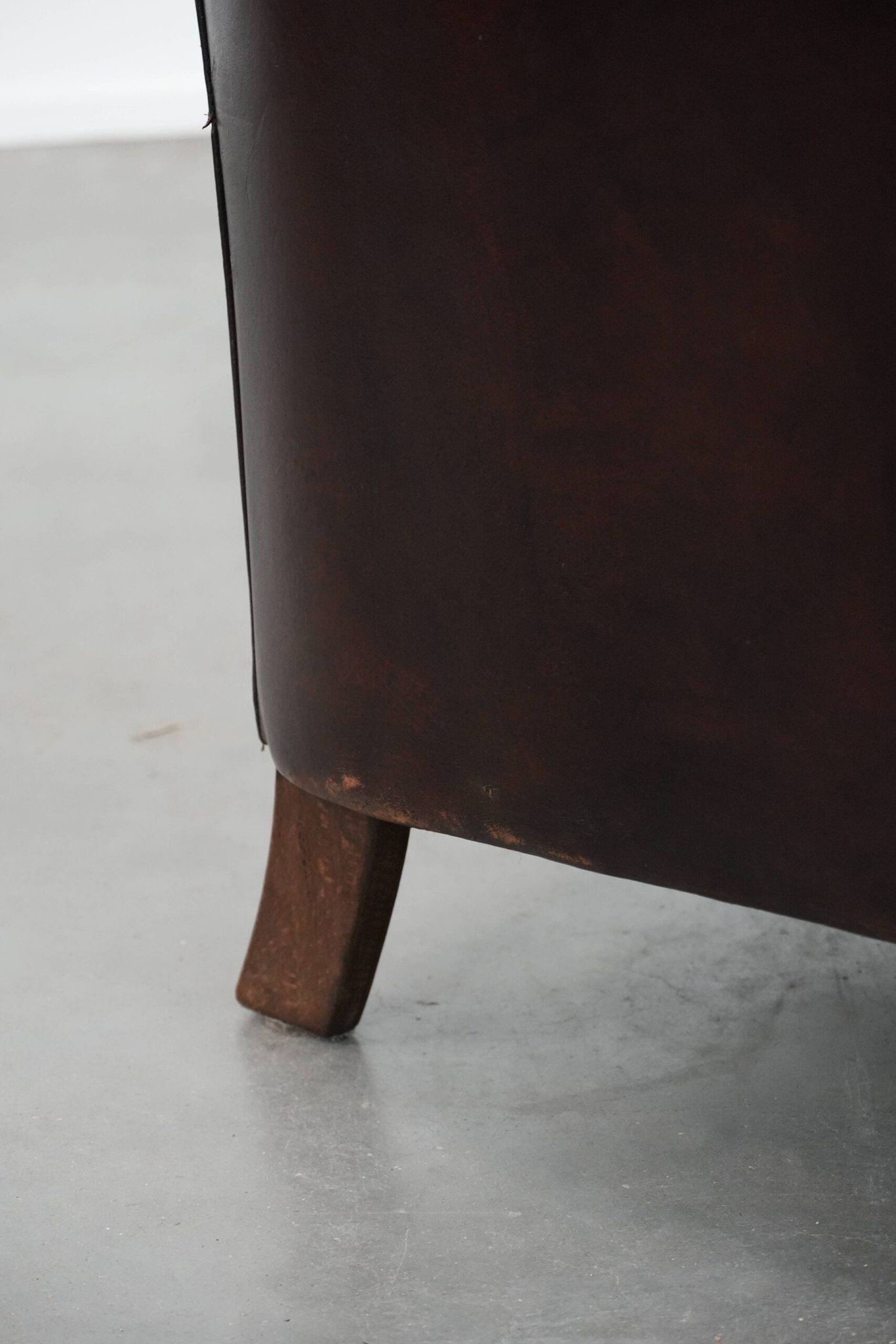 Stylish and sturdy dark brown club armchair made of sheepskin leather