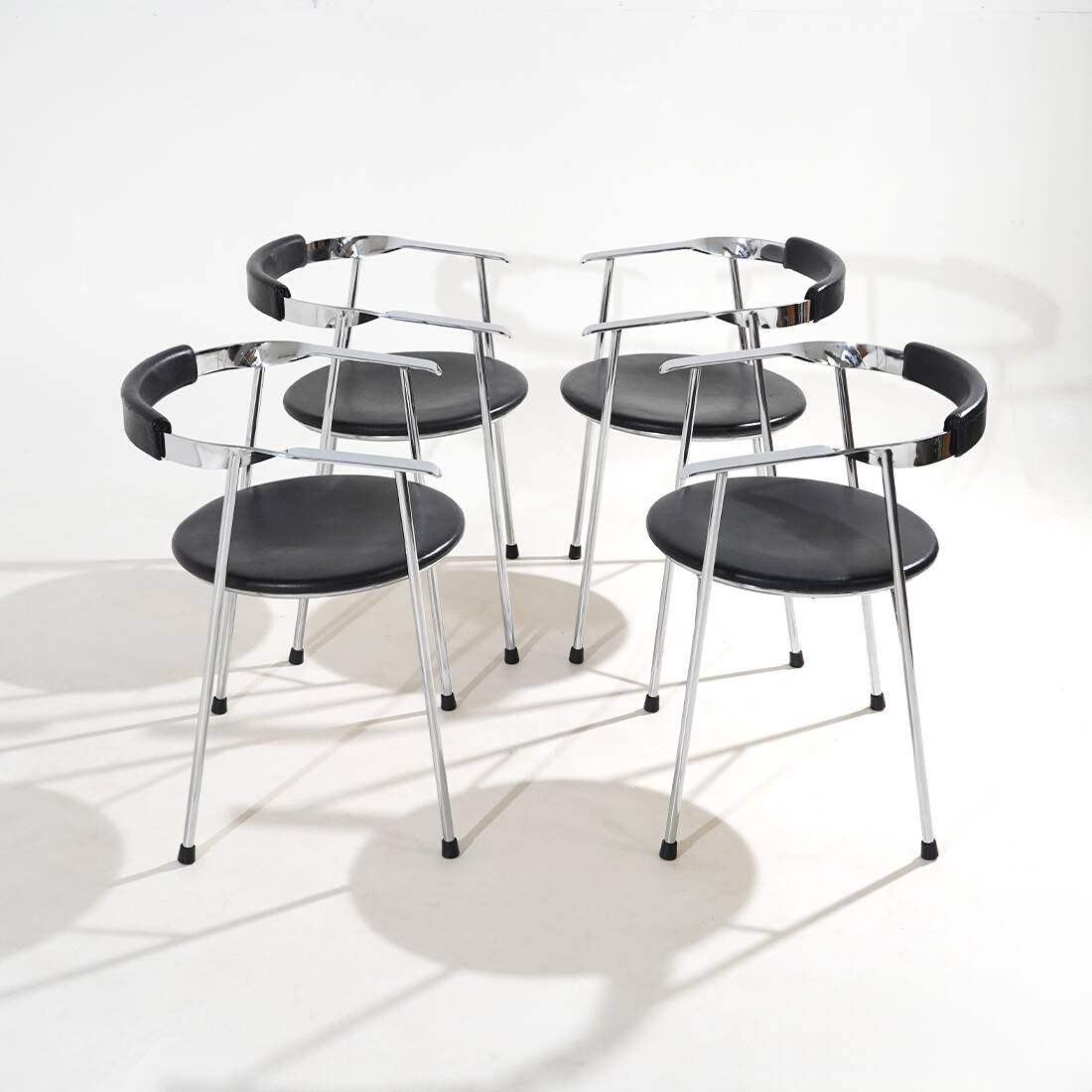 4 chaises en métal chromé et cuir noir, années 1980