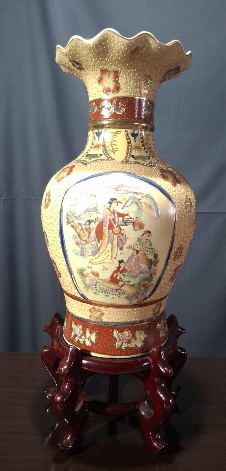 Large polychrome Chinese vase