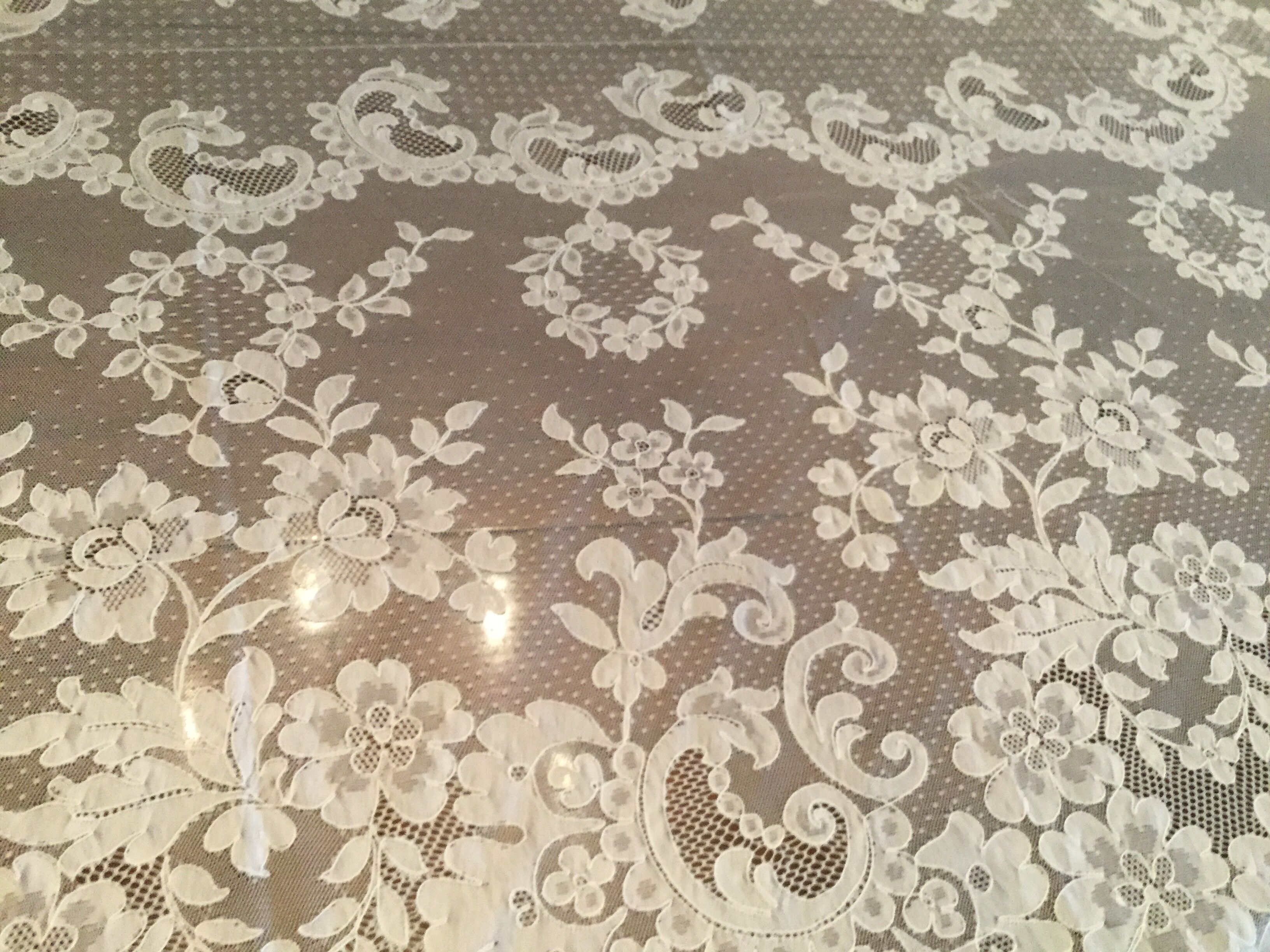 Dognin lace tablecloth and its 12 matching towels