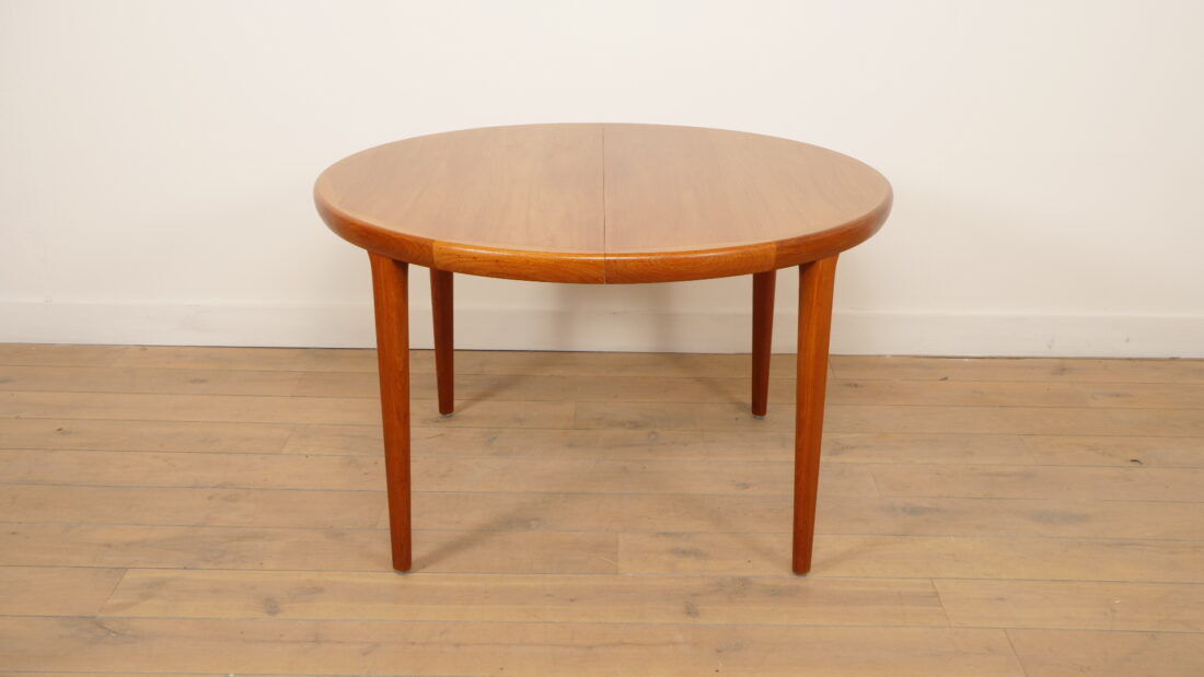 Vintage round dining table | Teak | Extendable | 120–220 cm