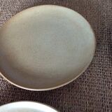 4 stoneware plates