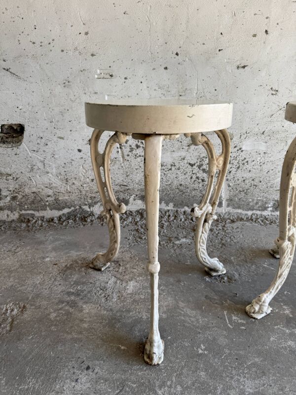 Paire de tables d'appoint en fonte blanc crème avec plateaux en bois — style néoclassique shabby chic