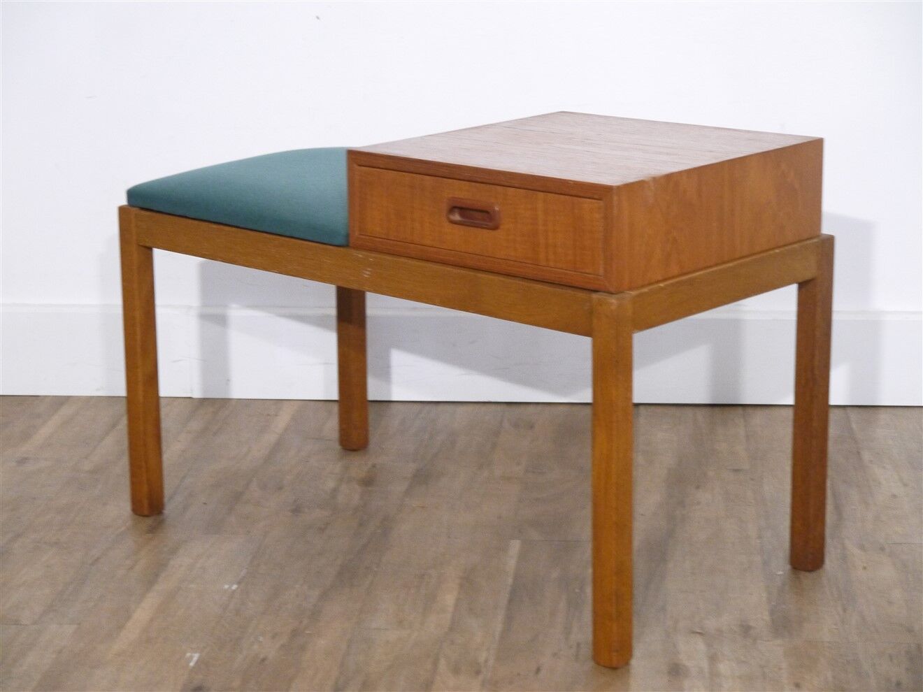 Console ou meuble d'appoint vintage scandinave en teck 1960