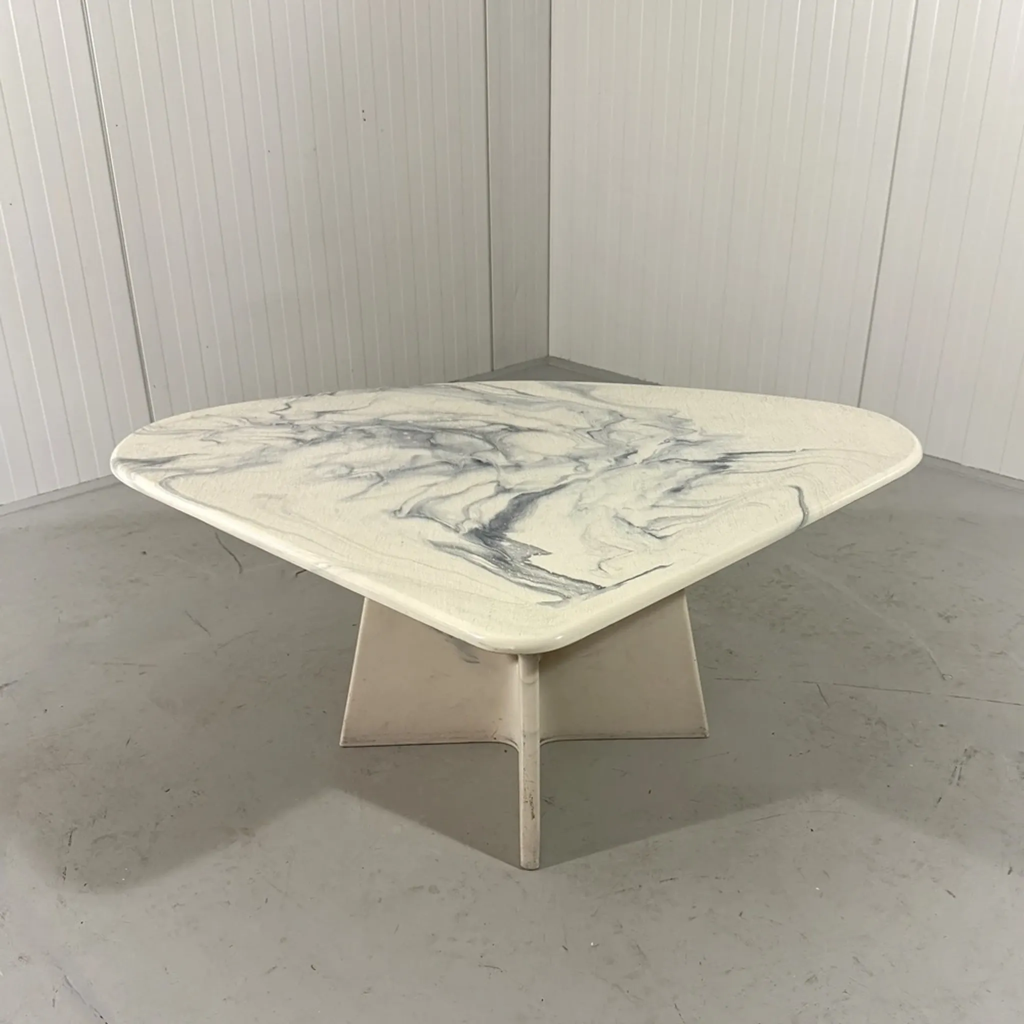 Table d'appoint en composite de marbre des années 1980