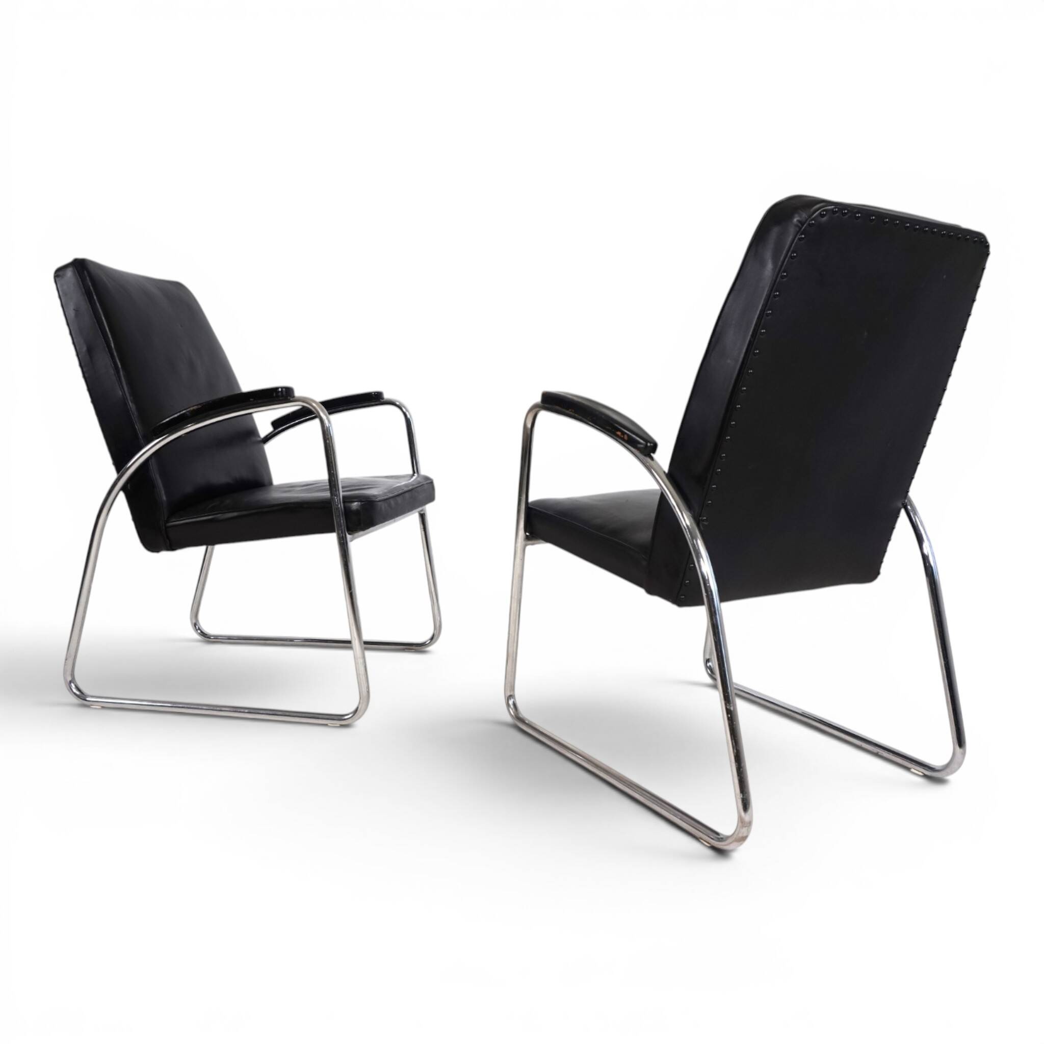 Set of 2 tubular steel Bauhaus Streamline leather armchairs, 1930.